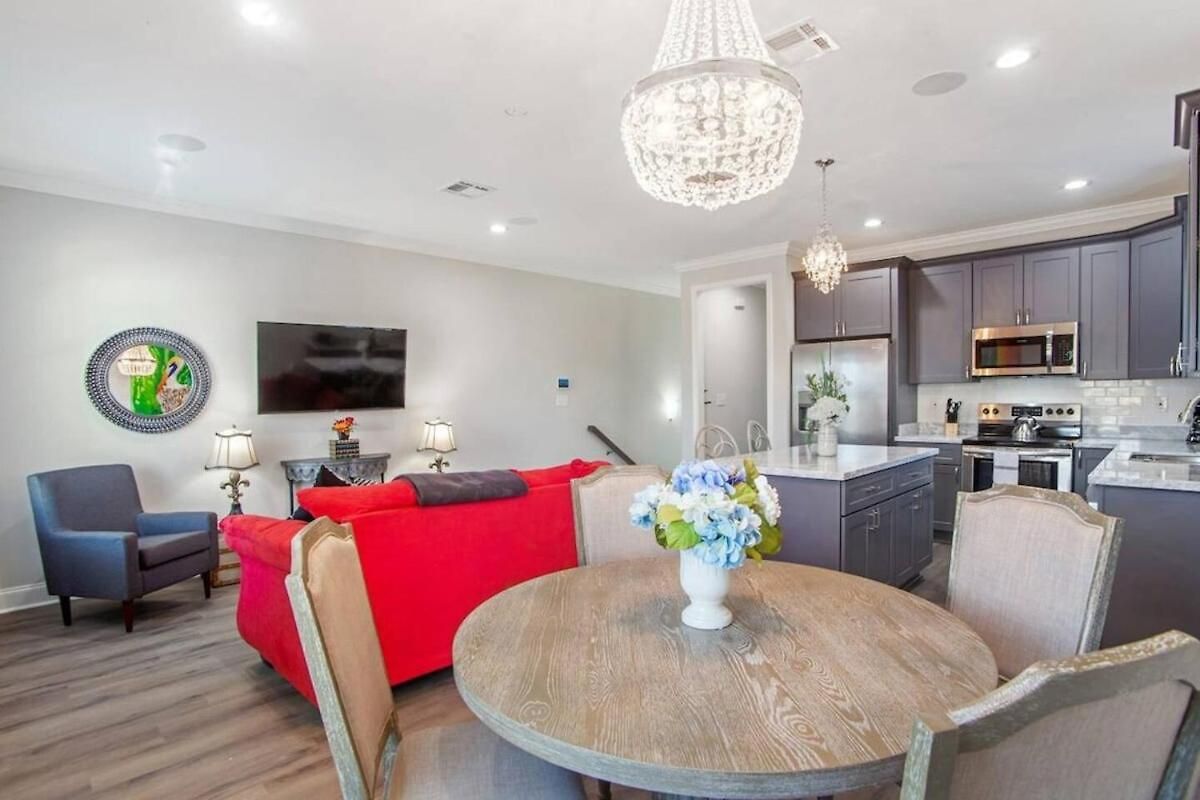Breathtaking Spacious Art Filled 5br Near Fq Holiday home *