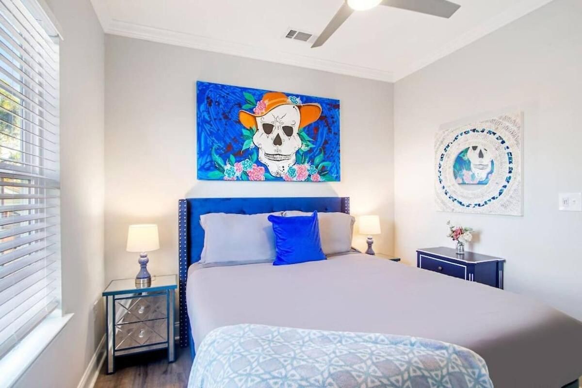 Breathtaking Spacious Art Filled 5br Near Fq