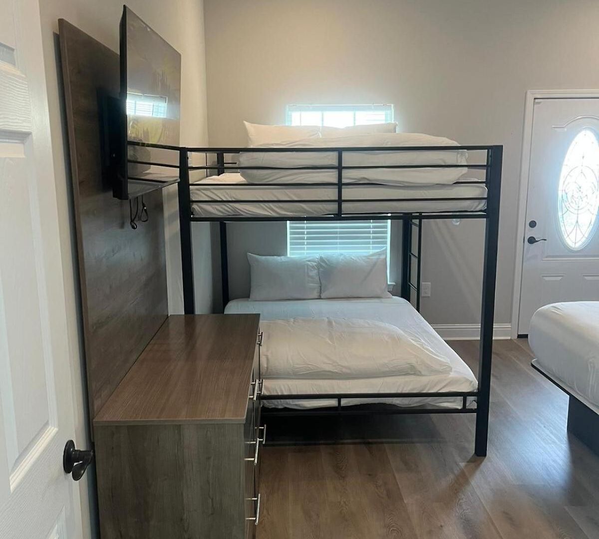 Beautiful New 5br With Outdoor Seating Holiday home *