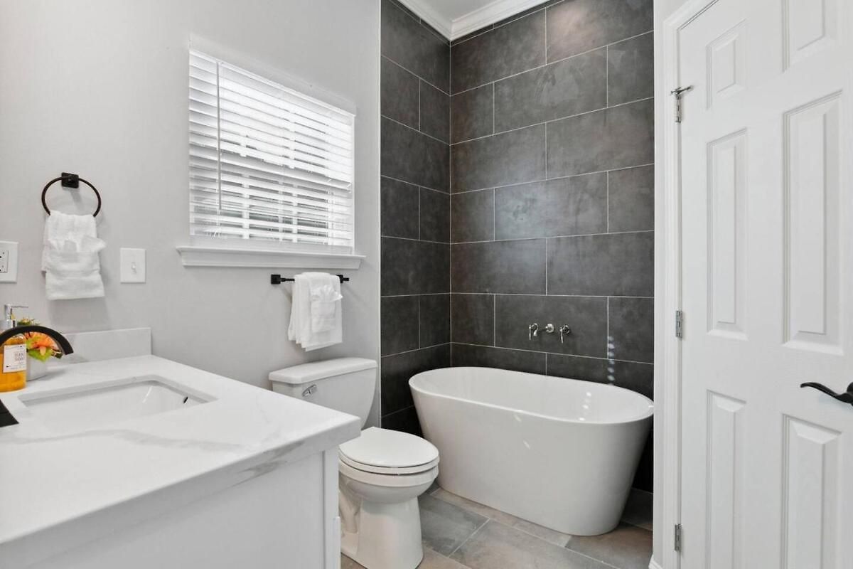 Beautiful New 5br With Outdoor Seating Holiday home *