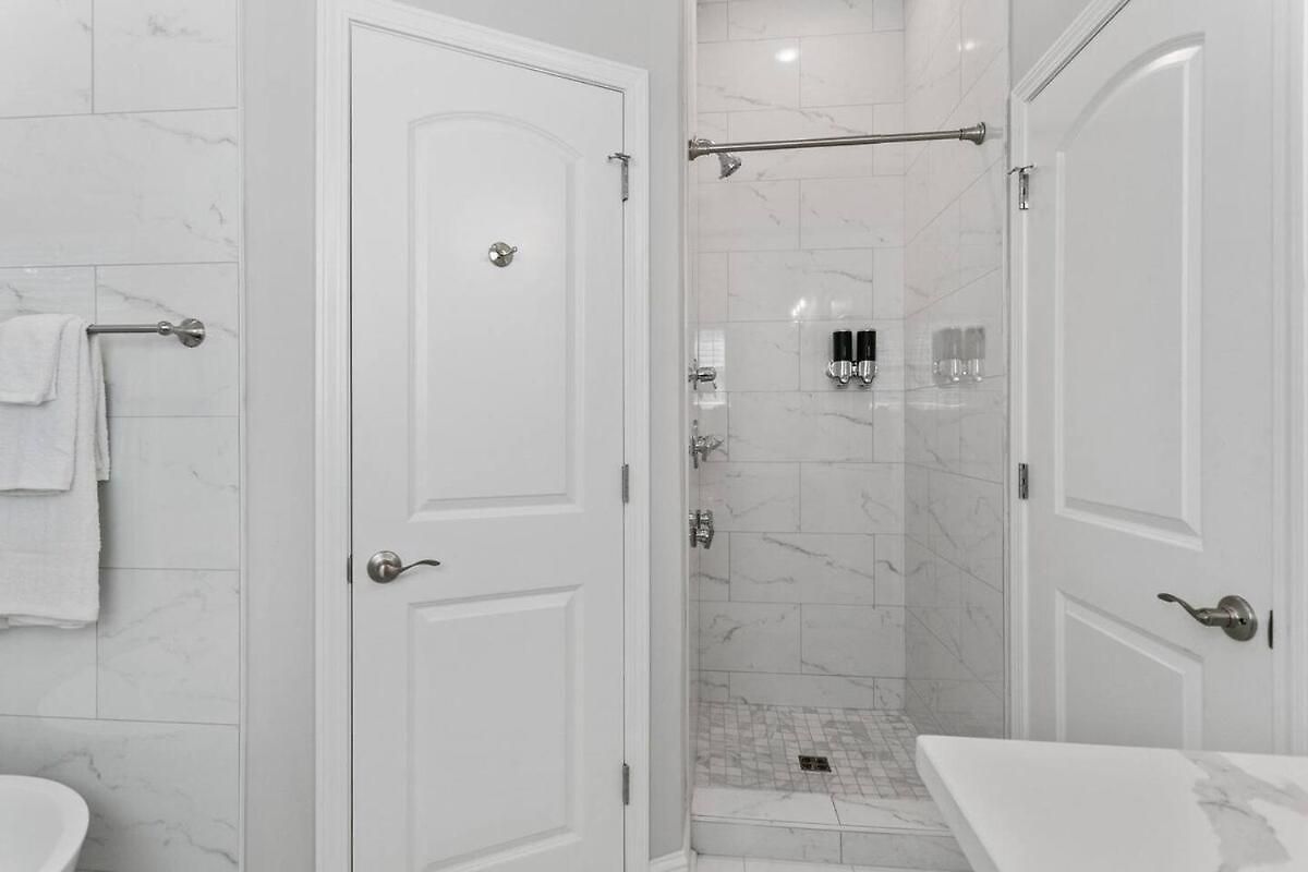 Private, Brand New, 5 Bed 5 Bath *