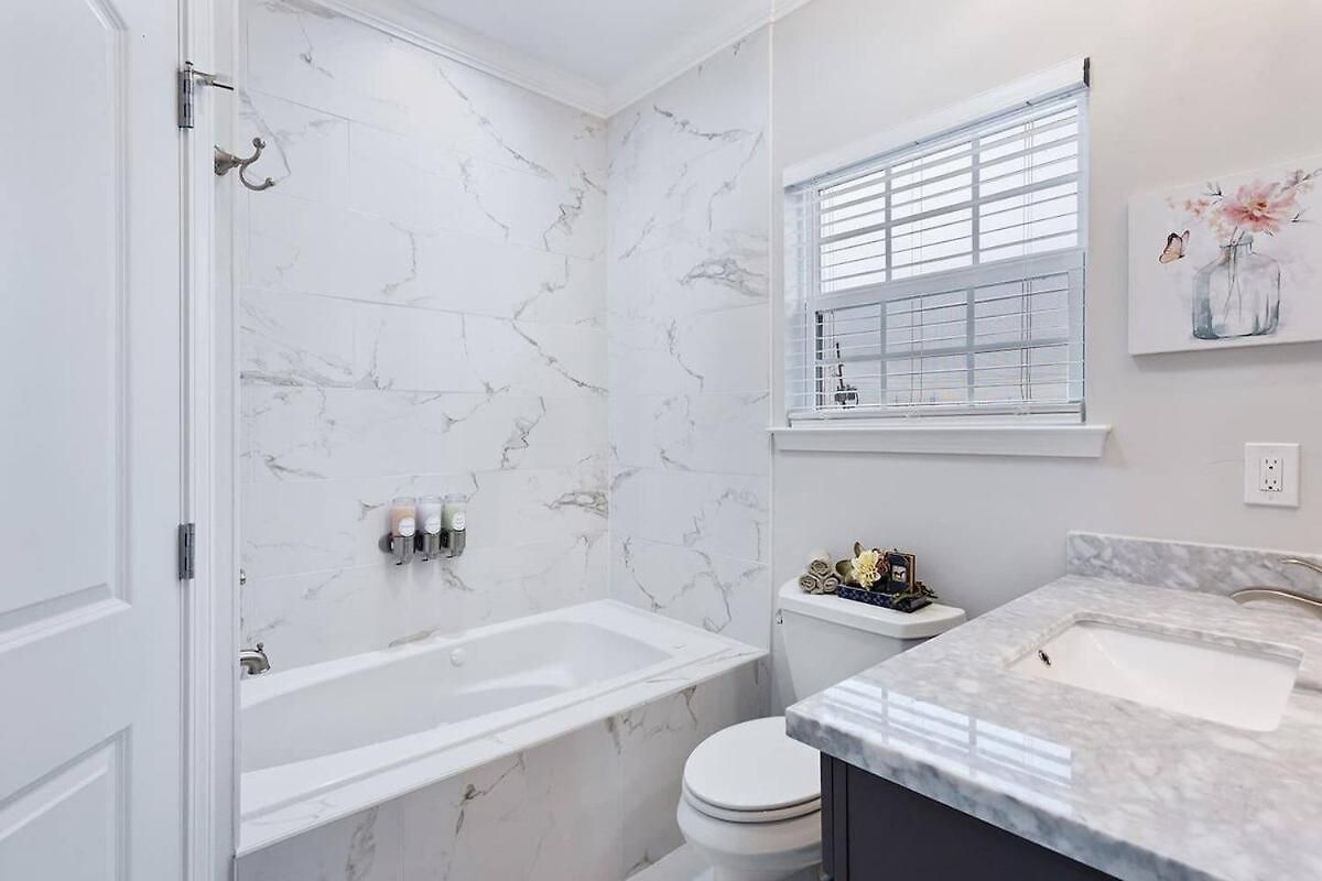Colorful 5 Bedroom Near Superdome Holiday home *