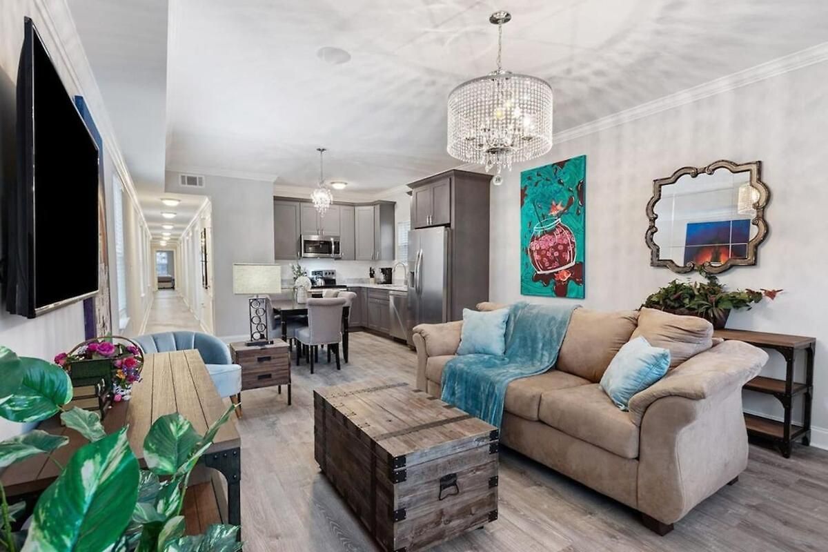 Chic 5 Bedroom Near French Quarter Holiday home *