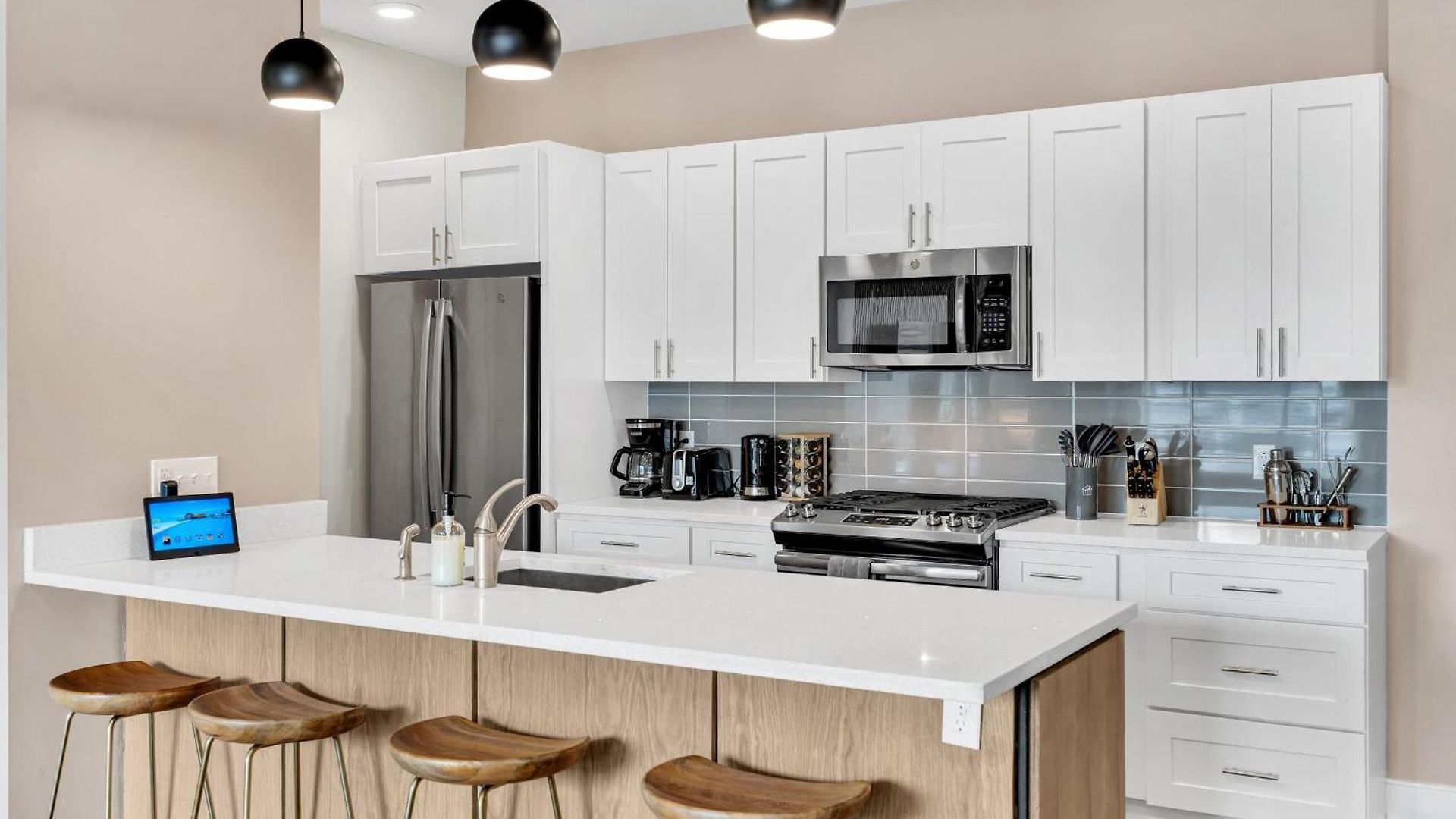 Apartment Pool & Gym Retreat Steps From Crescent Park *