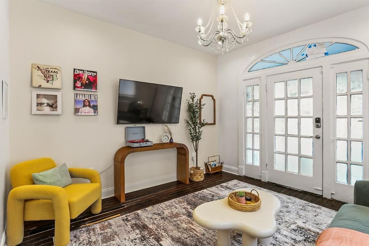 Sun Petals Chic 3bed 3 Mins To Superdome & Cbd Holiday home