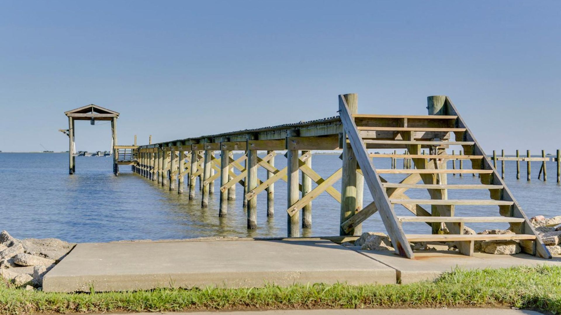 Lakefront Nola W/ Hot Tub & Views! Holiday home