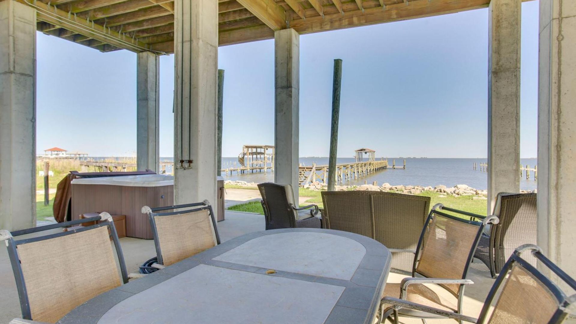 Holiday home Lakefront Nola W/ Hot Tub & Views!