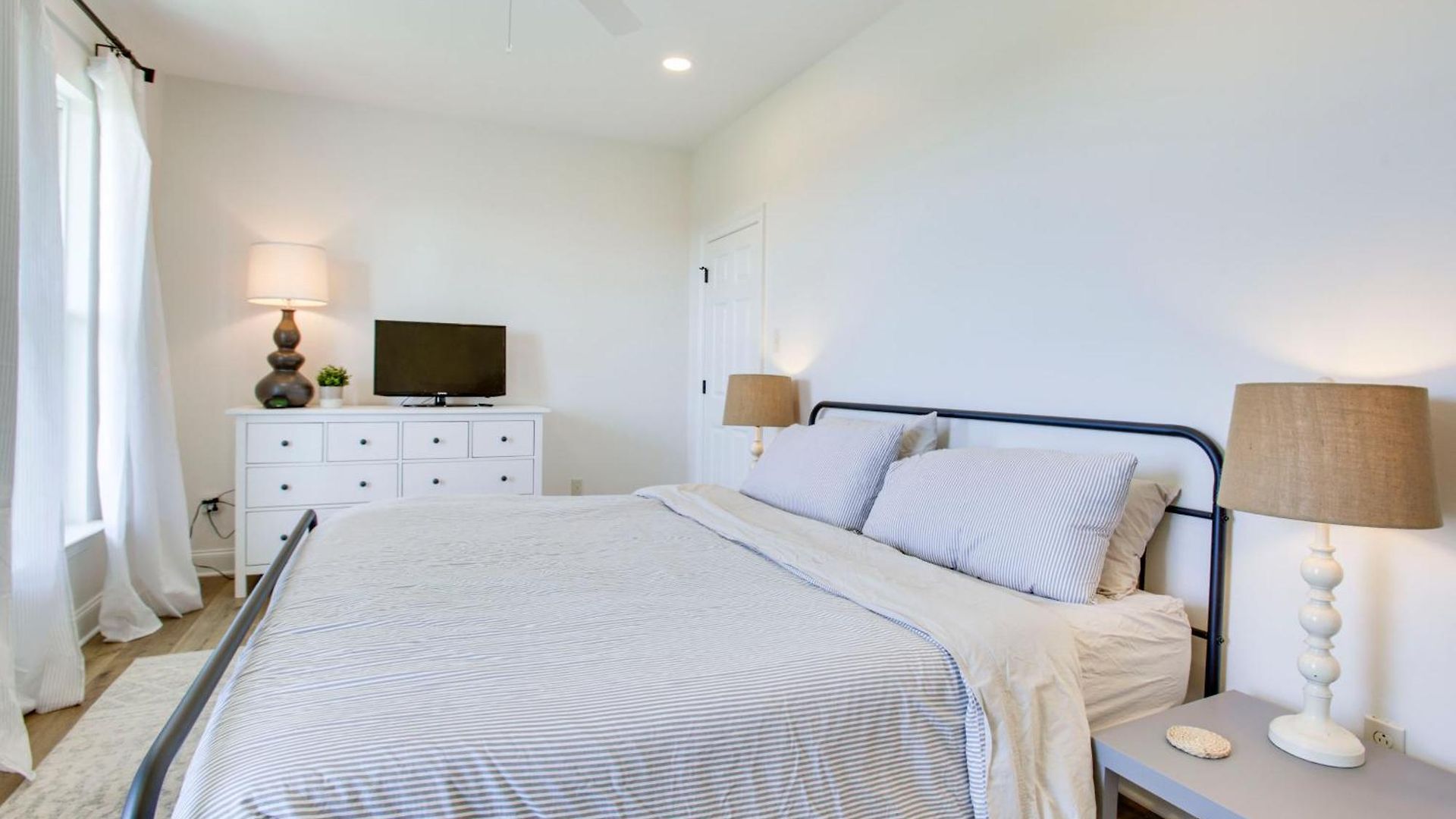 Lakefront Nola W/ Hot Tub & Views! Holiday home