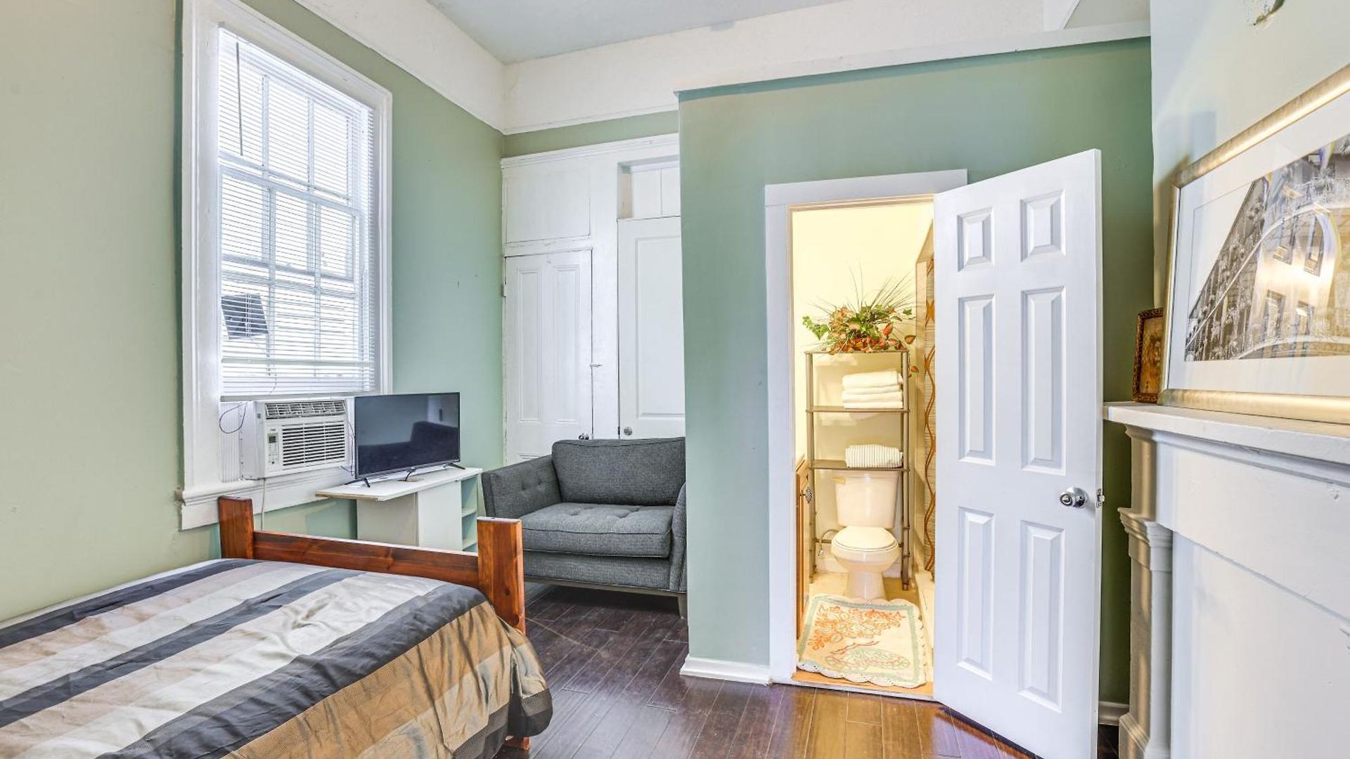 & Play: Near Downtown Apartment *