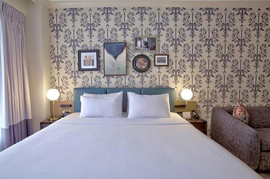 Hotel Royal St. Charles 3*