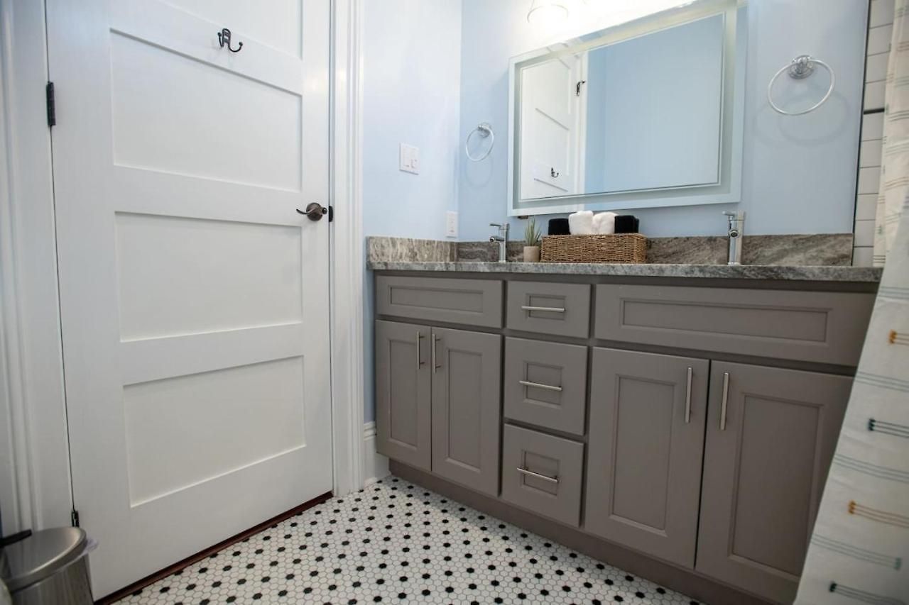 St Philip Gem 5 Bed-5 Bath Steps To Fq - Monthly Holiday home