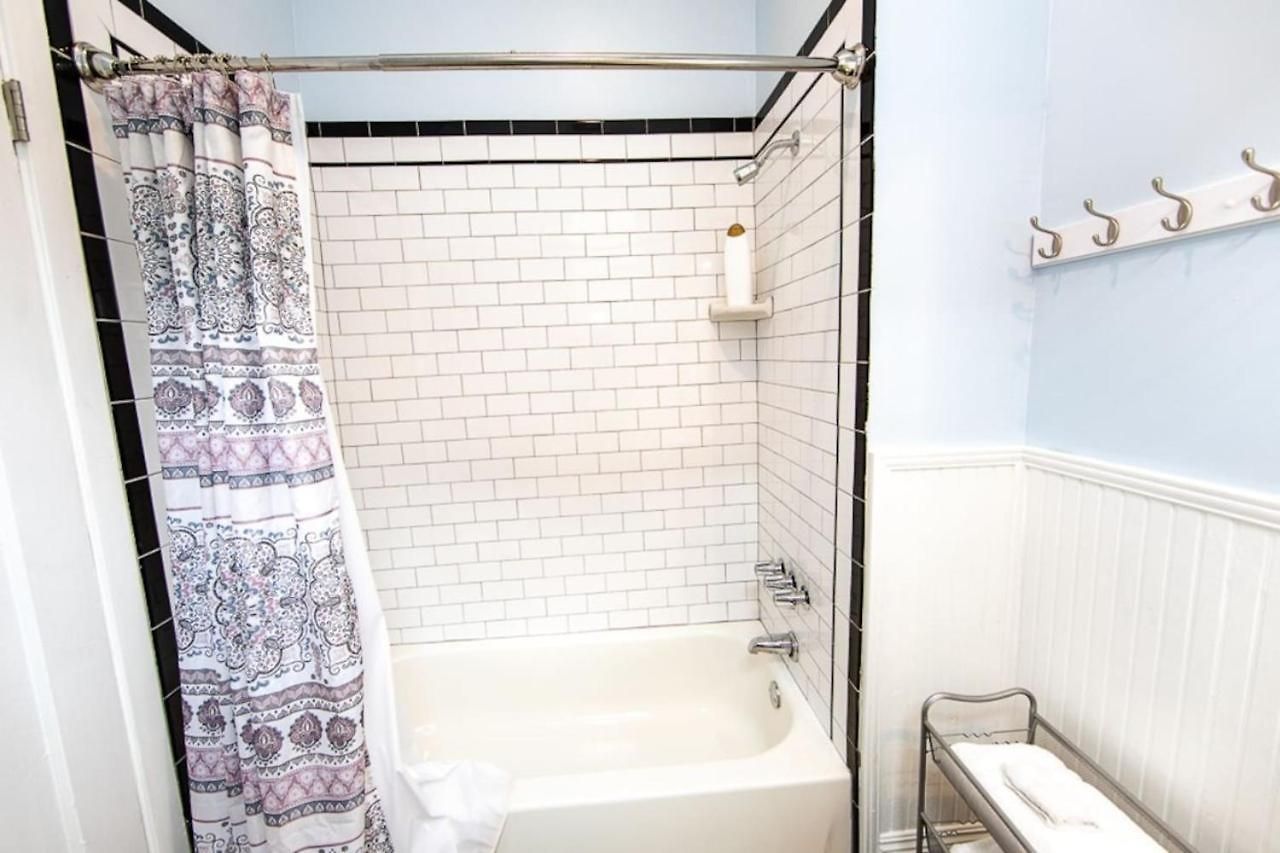 5br Historic Claiborne W/ Pool & Courtyard — 6 Blocks To French Quarter Apartment