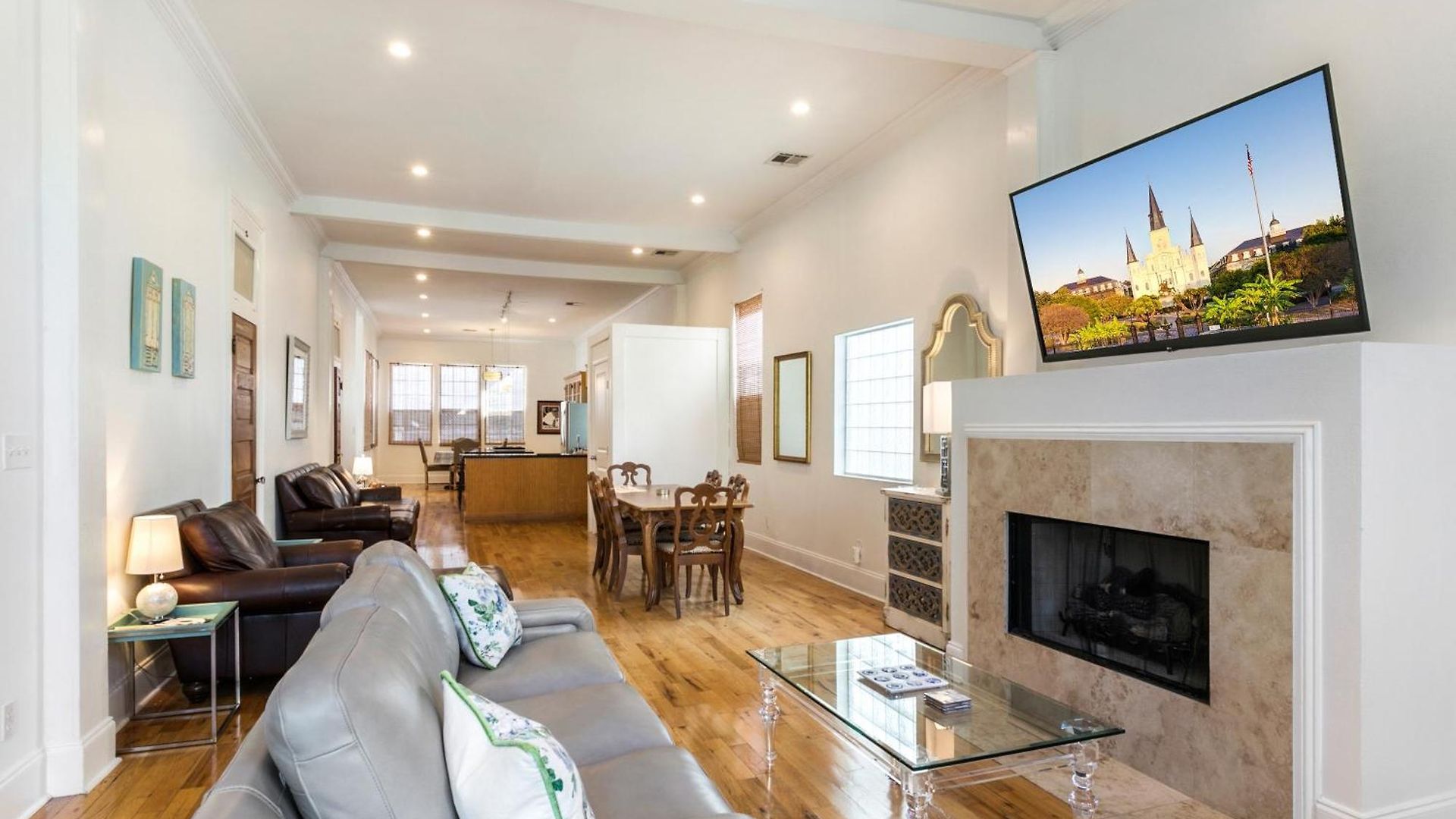 Spacious 3br Downtown In Apartment *