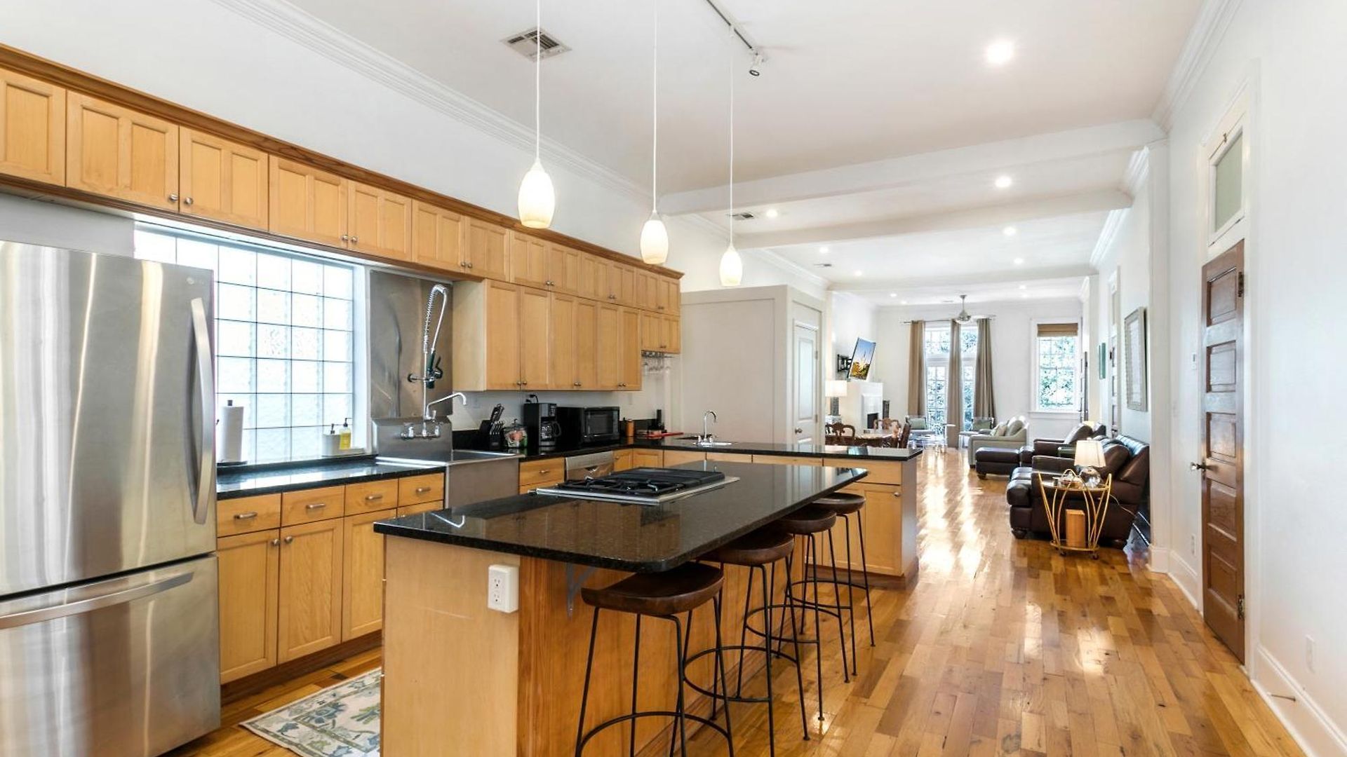 Spacious 3br Downtown In Apartment *