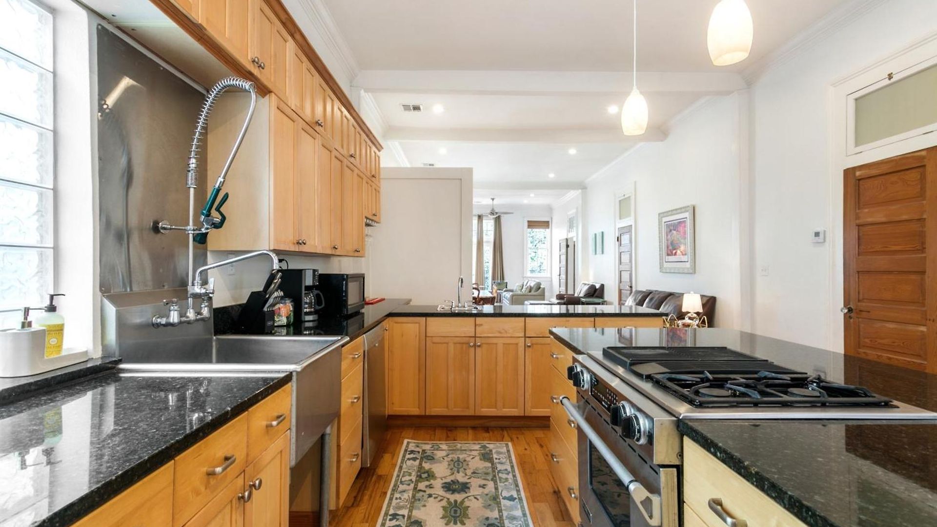 Spacious 3br Downtown In Apartment