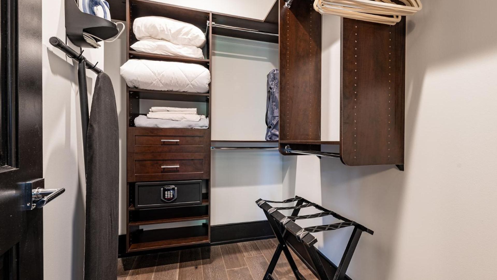 Beautiful Downtown 2 Bedroom 2 Bath 3 Blocks From Superdome Or Parade Route *