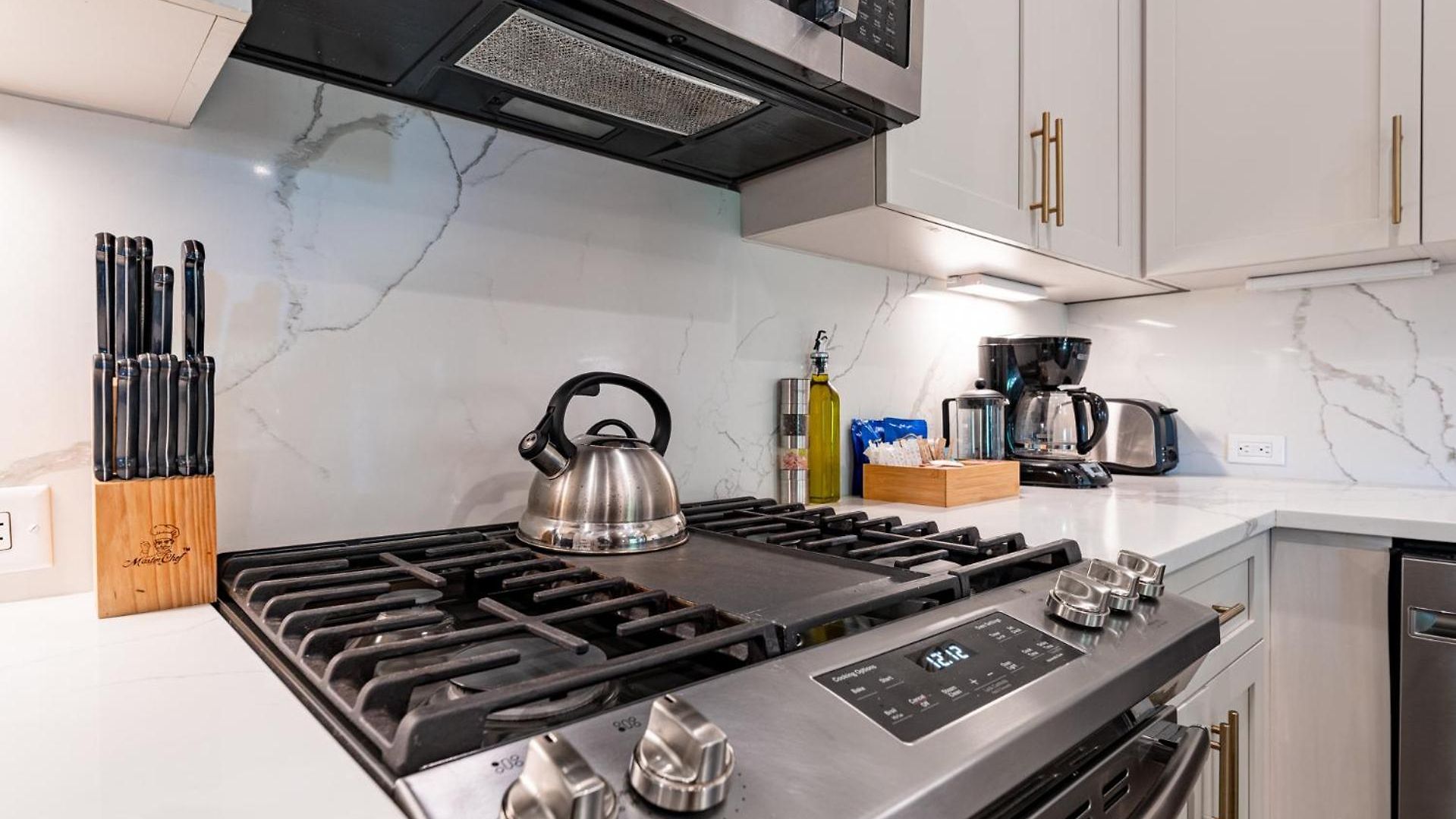 Beautiful Downtown 2 Bedroom 2 Bath 3 Blocks From Superdome Or Parade Route