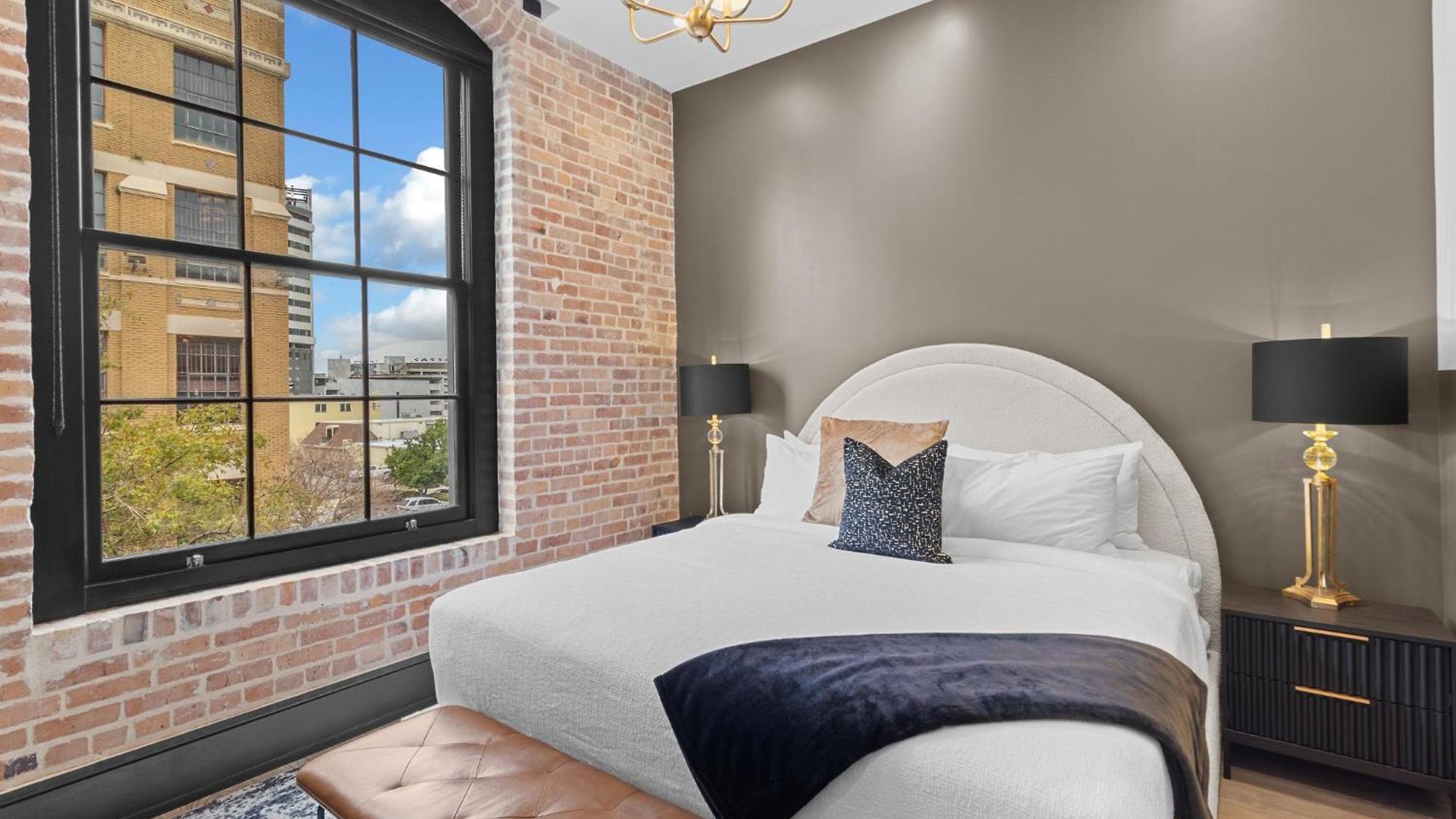 Beautiful Downtown 2 Bedroom 2 Bath 3 Blocks From Superdome Or Parade Route * New Orleans