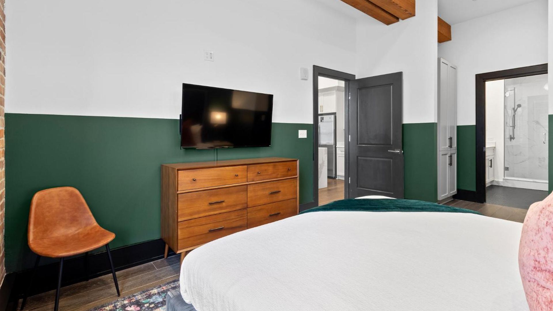 Steps From Dome Spacious 2 Br2ba Wqueen Sleeper Sofa Perfect For Up To 6 Guests Amenities Galore