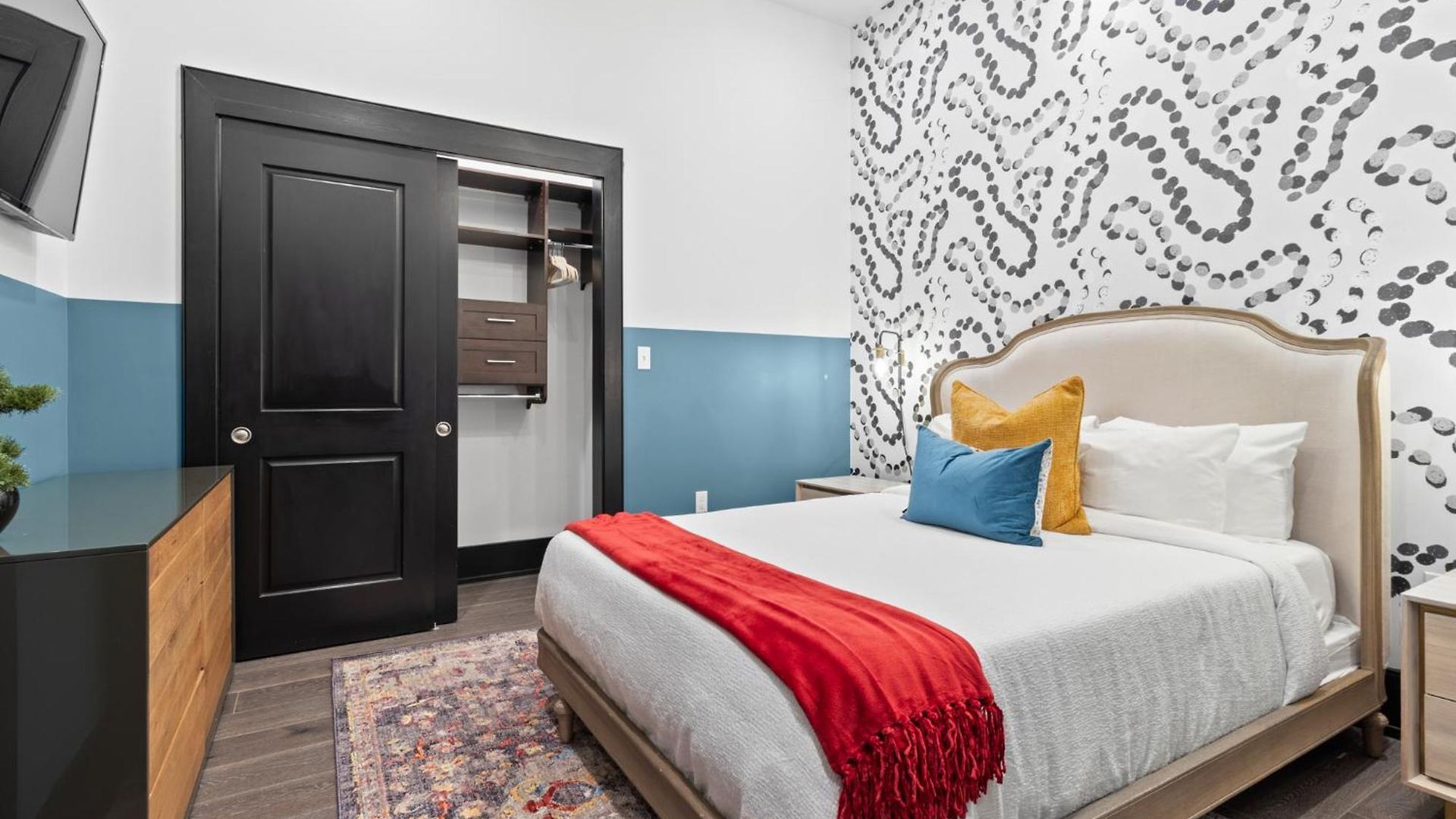 Steps From Dome Spacious 2 Br2ba Wqueen Sleeper Sofa Perfect For Up To 6 Guests Amenities Galore Hotel