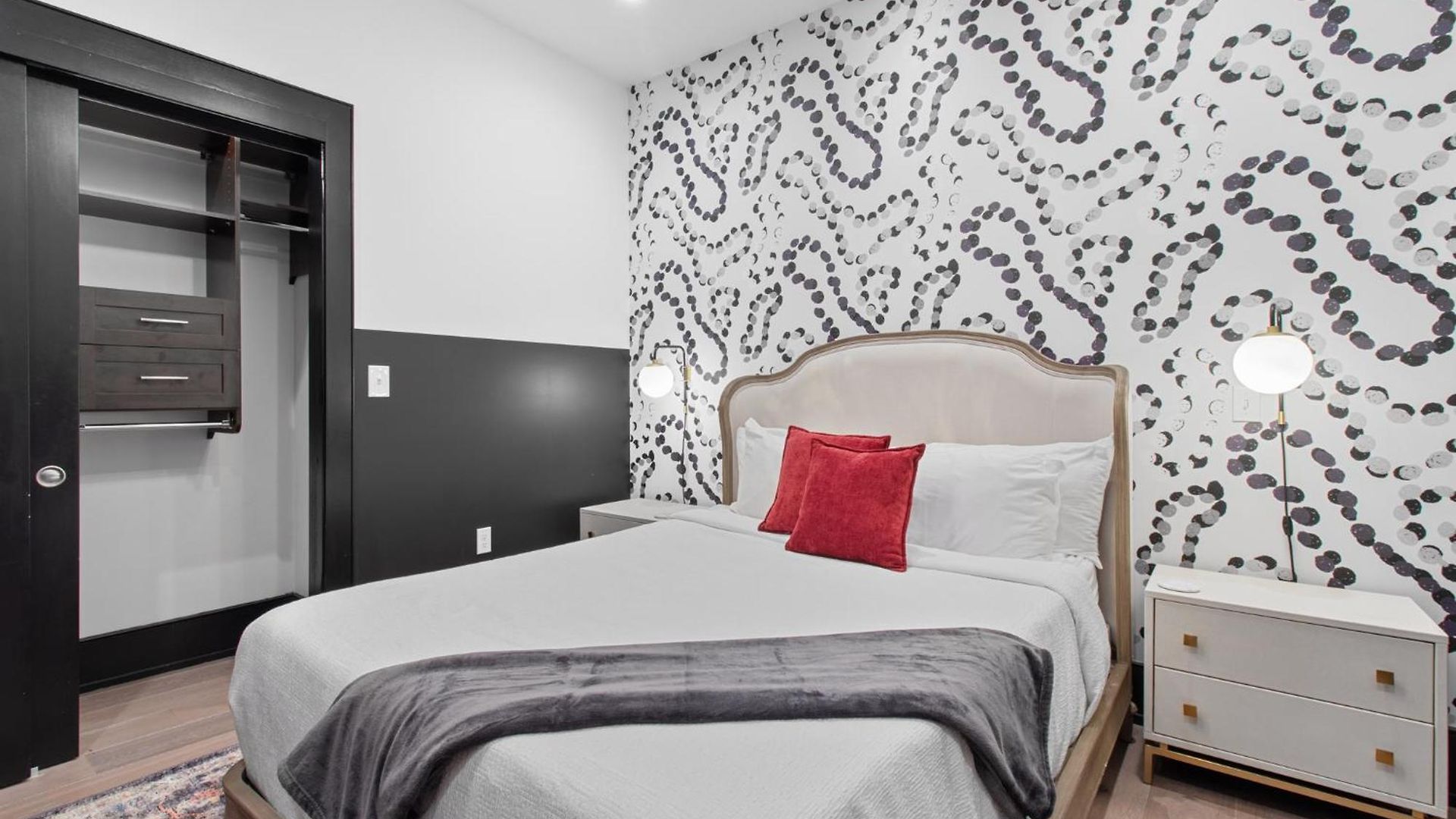 Hotel Near French Quarter - Stylish With Rooftop Amenities