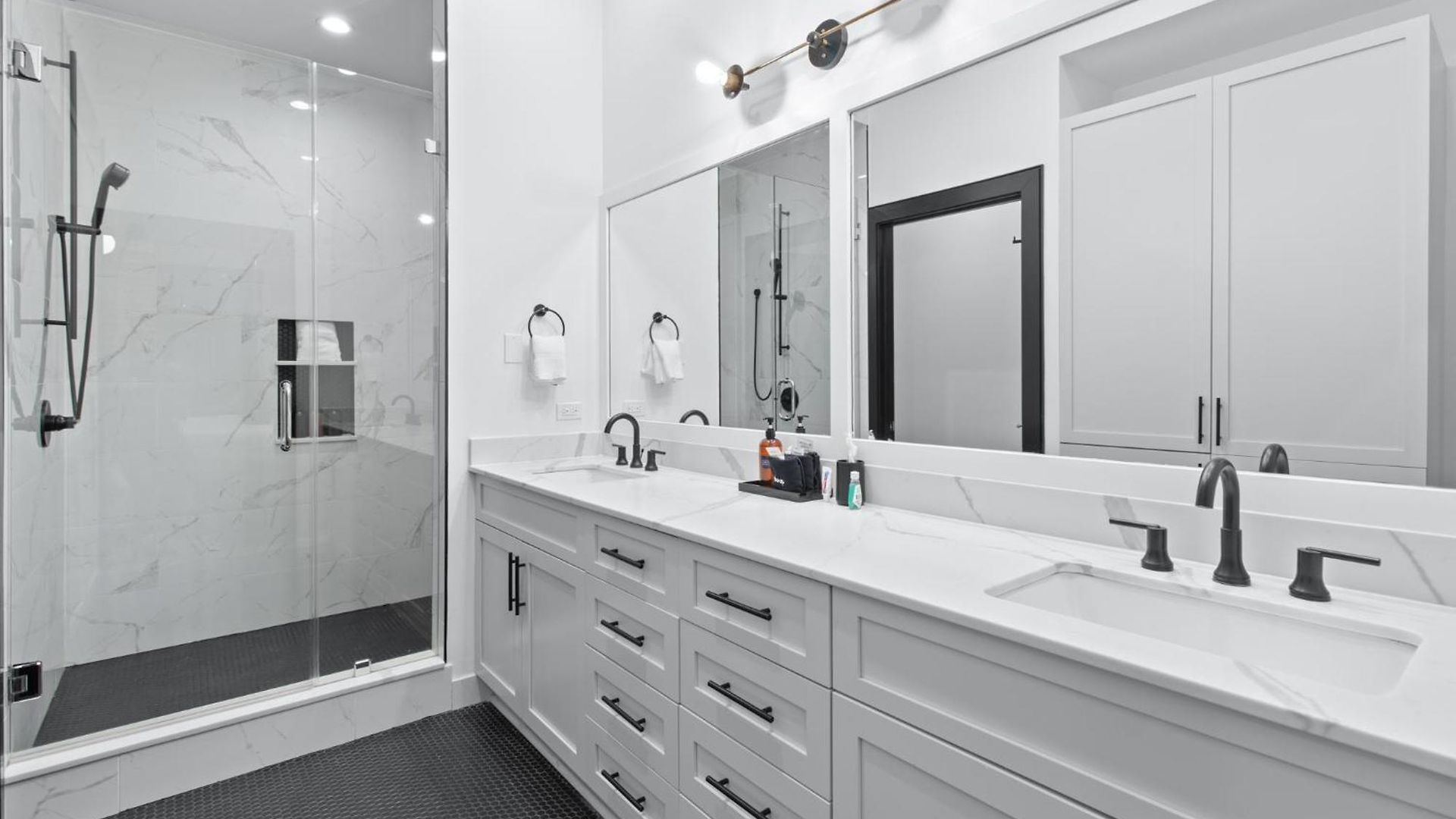 Spacious Downtown 2br With Sleeper Sofa Gym Pool Gameroom Near Parade Route And Superdome Hotel