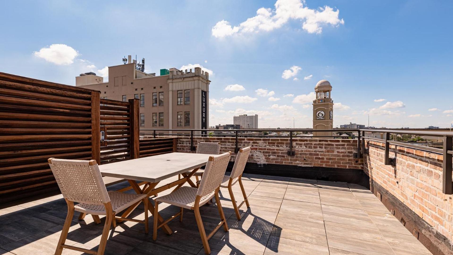 Hotel Spacious Downtown 2br With Sleeper Sofa Gym Pool Gameroom Near Parade Route And Superdome *