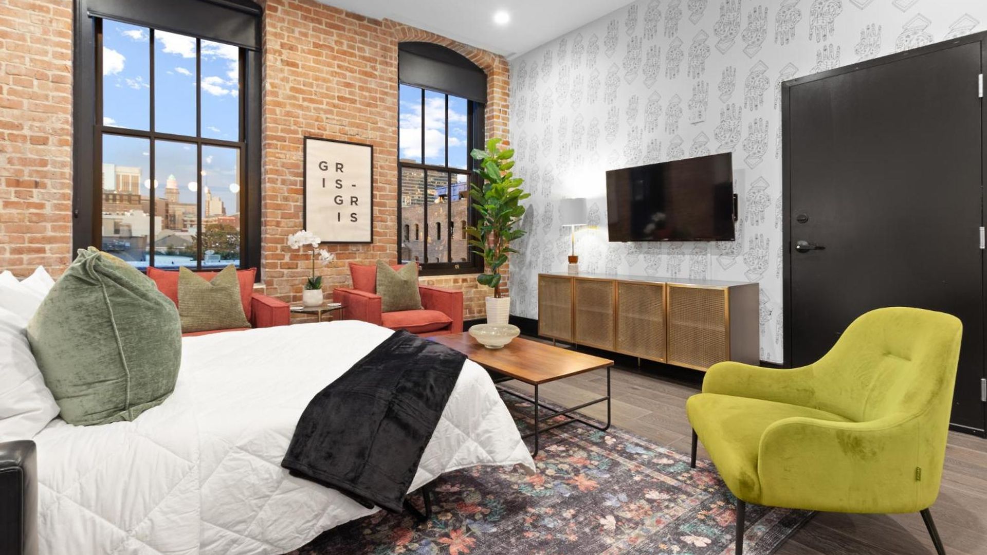 Spacious Downtown 2br With Sleeper Sofa Gym Pool Gameroom Near Parade Route And Superdome