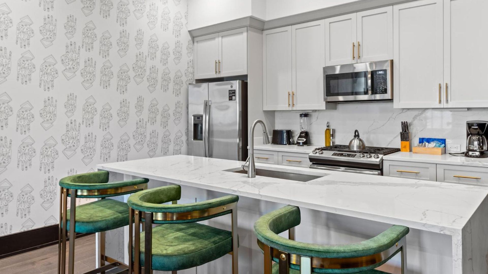 Spacious Downtown 2br With Sleeper Sofa Gym Pool Gameroom Near Parade Route And Superdome