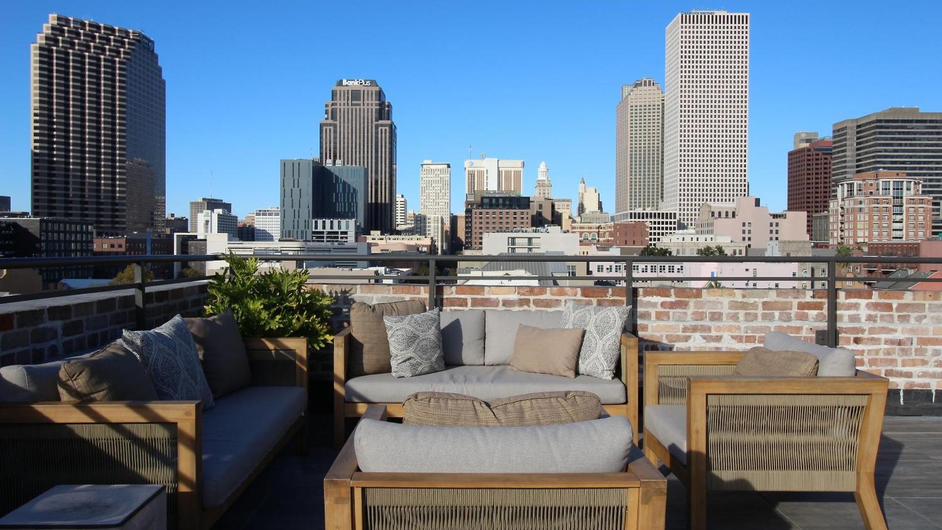 Spacious Downtown 2br With Sleeper Sofa Gym Pool Gameroom Near Parade Route And Superdome New Orleans