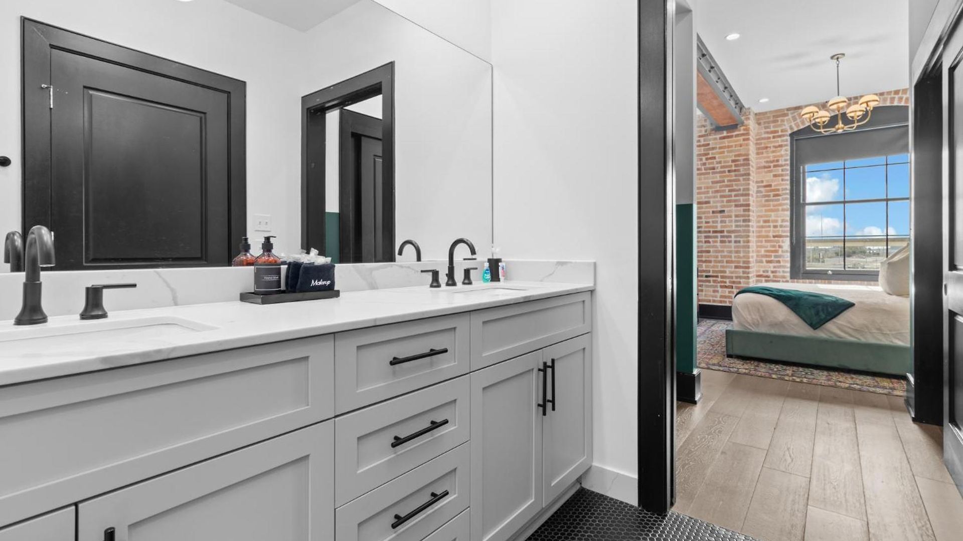 Hotel Exposed Bricks Cypress Beams - Luxury Near French Quarter *