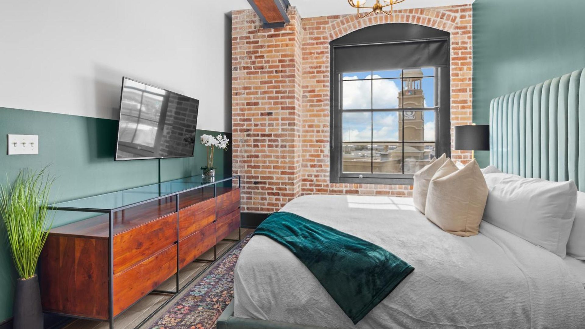 Exposed Bricks Cypress Beams - Luxury Near French Quarter New Orleans