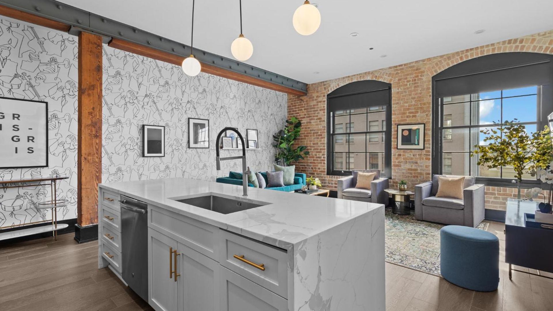 Exposed Bricks Cypress Beams - Luxury Near French Quarter Hotel *