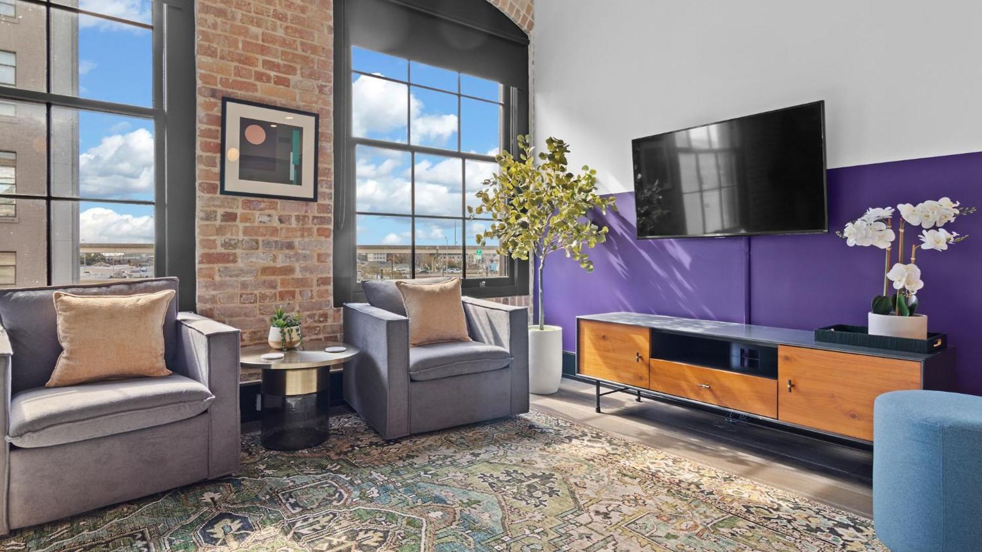 Exposed Bricks Cypress Beams - Luxury Near French Quarter Hotel