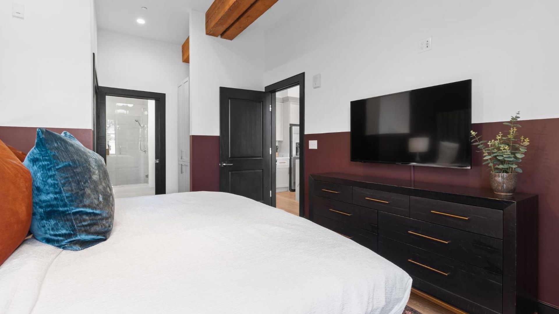 Downtown 2br With Queen Sleeper Sofa Rooftop Pool Gym Game Near Superdome And Parade Route Hotel