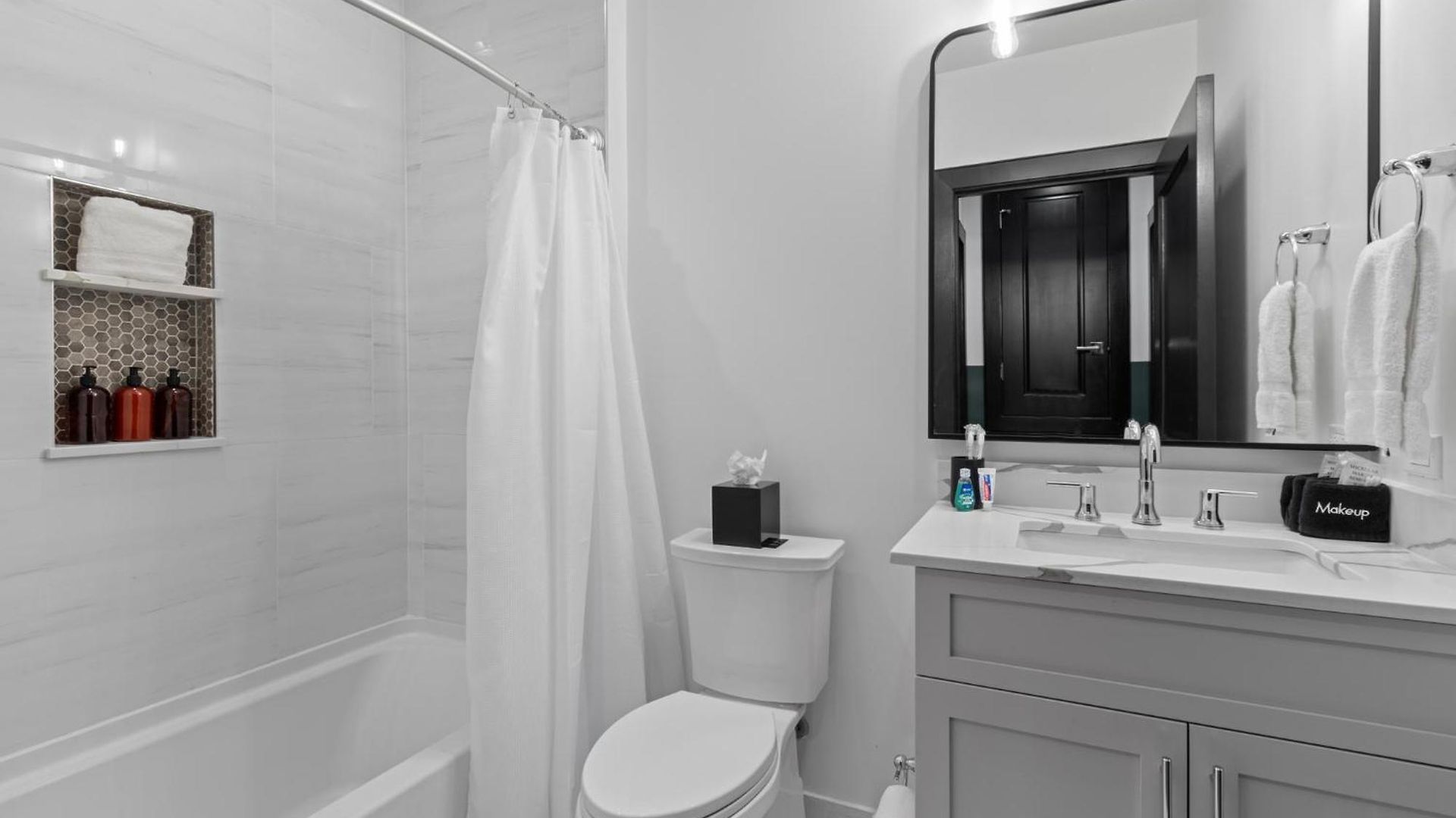 Hotel Downtown 2br With Queen Sleeper Sofa Rooftop Pool Gym Game Near Superdome And Parade Route New Orleans