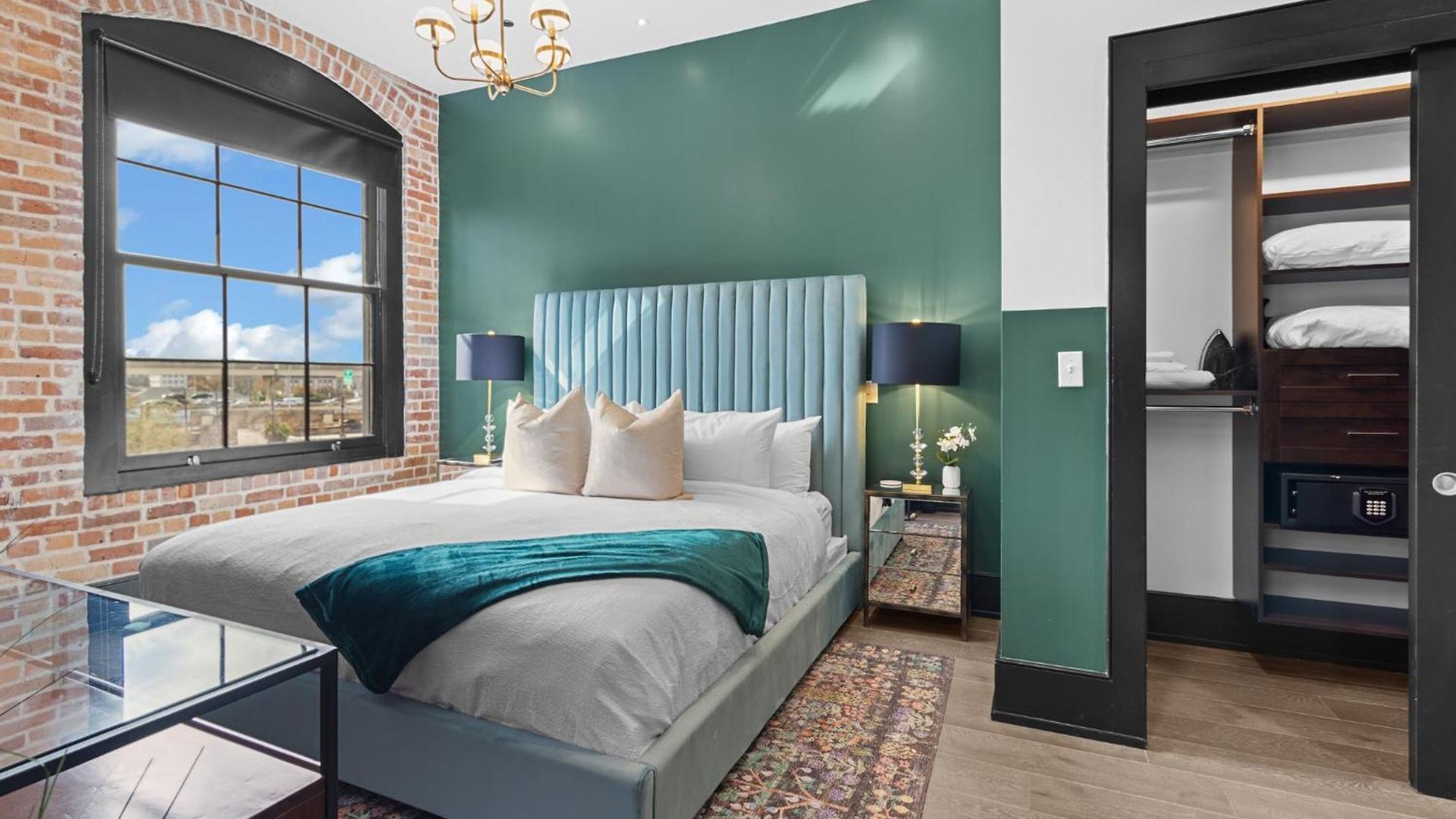Hotel Exposed Bricks Cypress Beams - Luxury Near French Quarter
