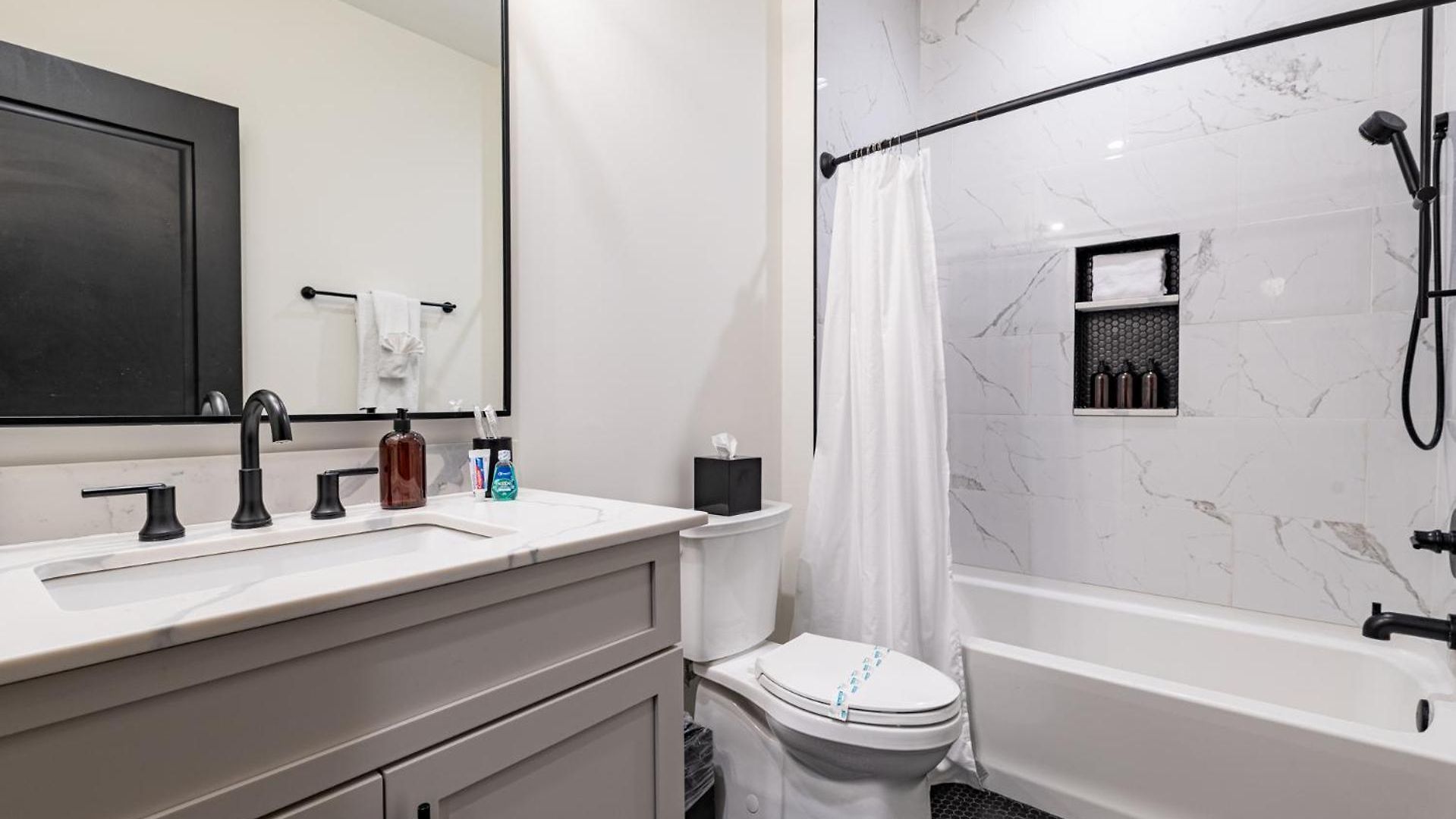 Downtown 4bd4ba With 2 Queen Sleeper Sofas Connecting Unit Perfect For Groups * New Orleans