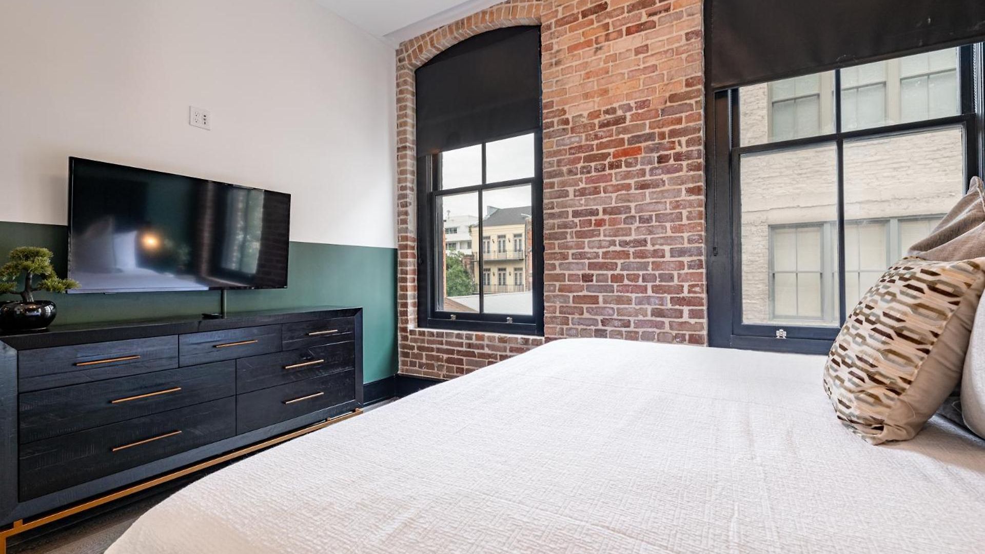 Downtown 4bd4ba With 2 Queen Sleeper Sofas Connecting Unit Perfect For Groups * New Orleans