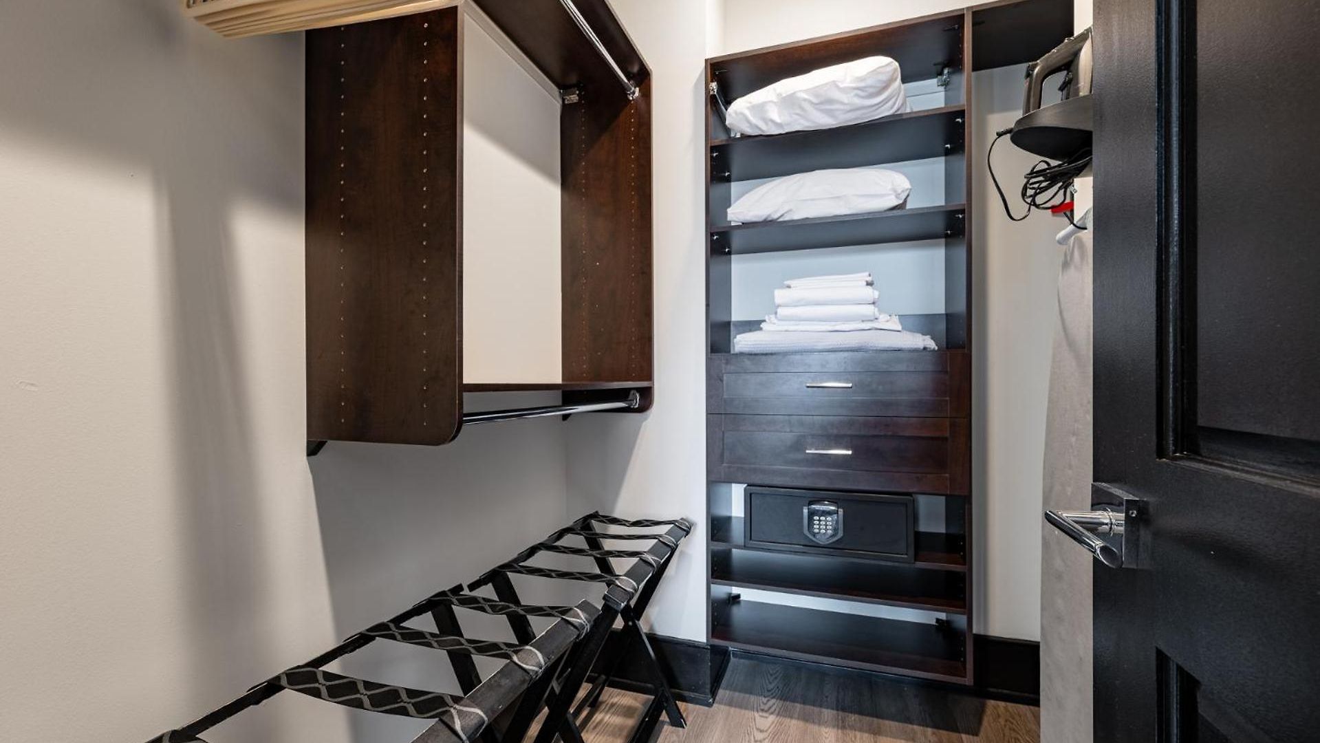 Downtown 4bd4ba With 2 Queen Sleeper Sofas Connecting Unit Perfect For Groups Hotel *