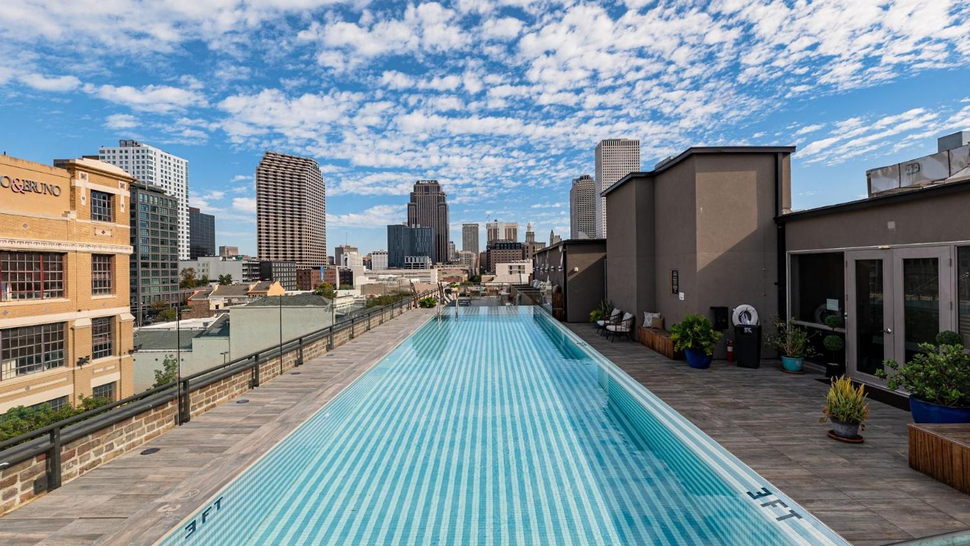 Hotel Downtown 4bd4ba With 2 Queen Sleeper Sofas Connecting Unit Perfect For Groups