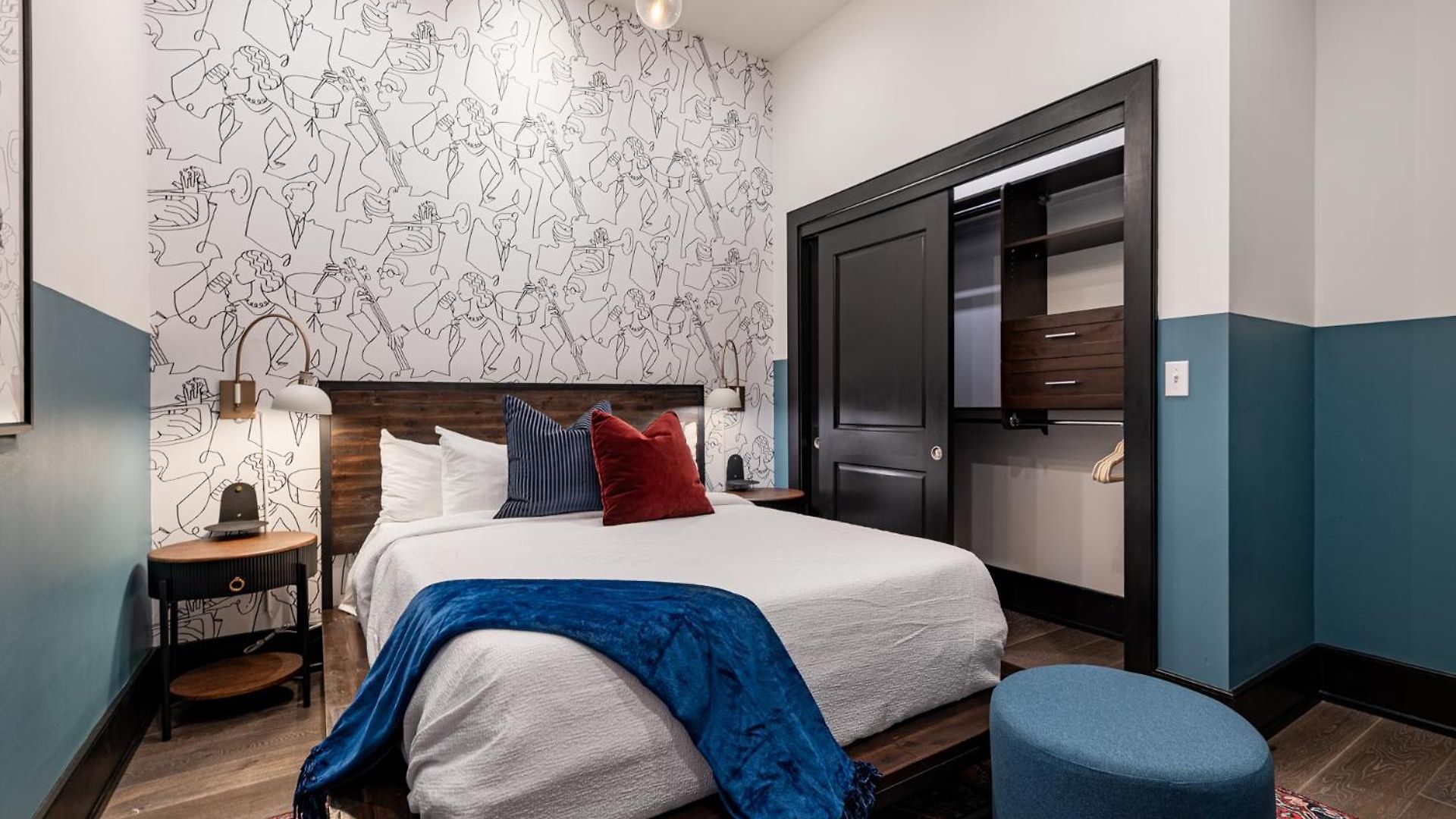 Downtown 4bd4ba With 2 Queen Sleeper Sofas Connecting Unit Perfect For Groups Hotel