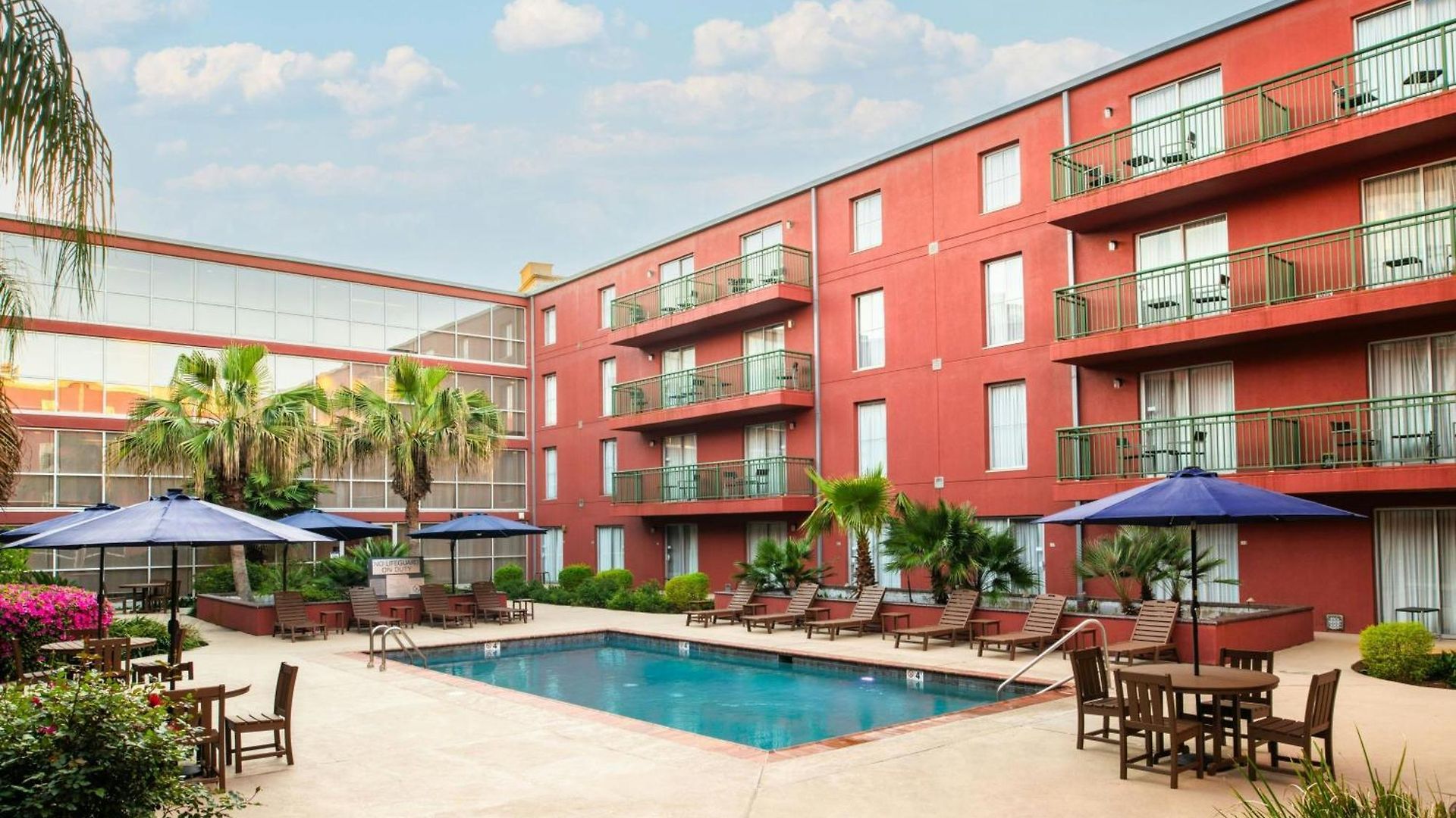 Courtyard By Marriott Warehouse Arts District New Orleans
