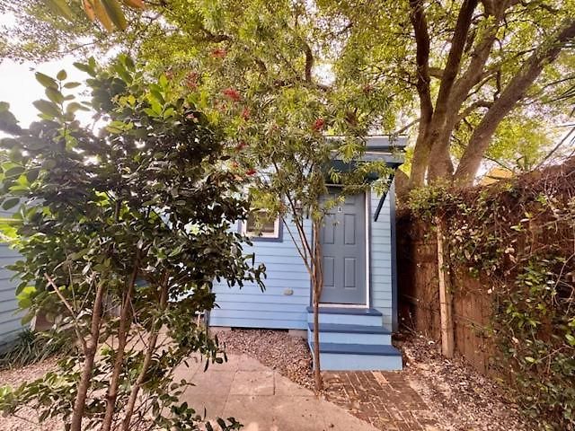 Charming Under Oak Tree 2 Mins Walk To Magazine Quiet Neighborhood
