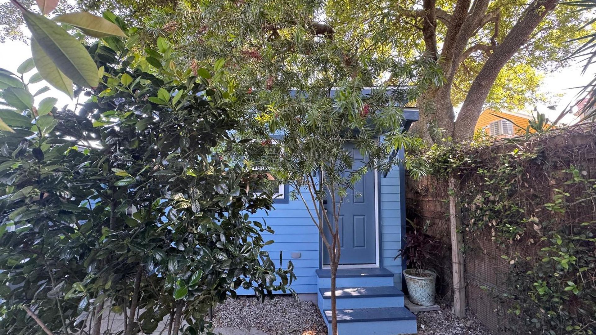 Charming Under Oak Tree 2 Mins Walk To Magazine Quiet Neighborhood Apartment *