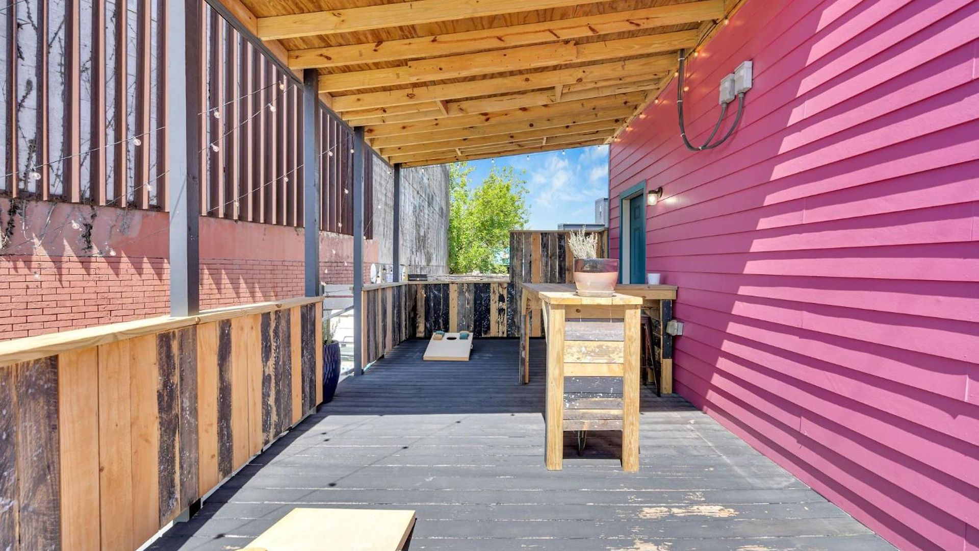 Holiday home Mid-city Shotgun W Deck Near Park *