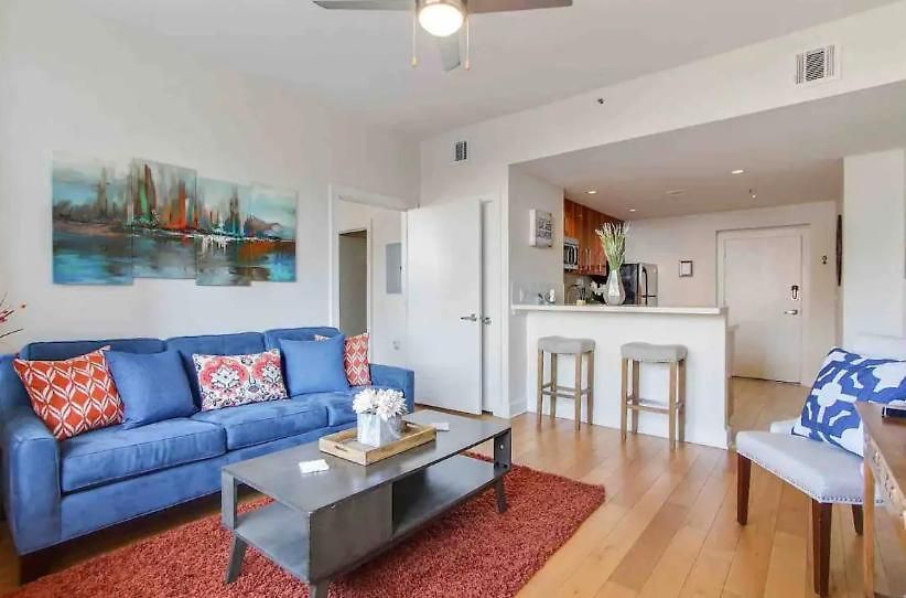 Apartment Beautiful Walk To French Quarter, Pool, Gym, View *