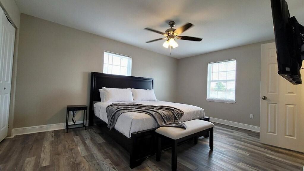 Lakeview Townhome W King Bed & Game Holiday home *