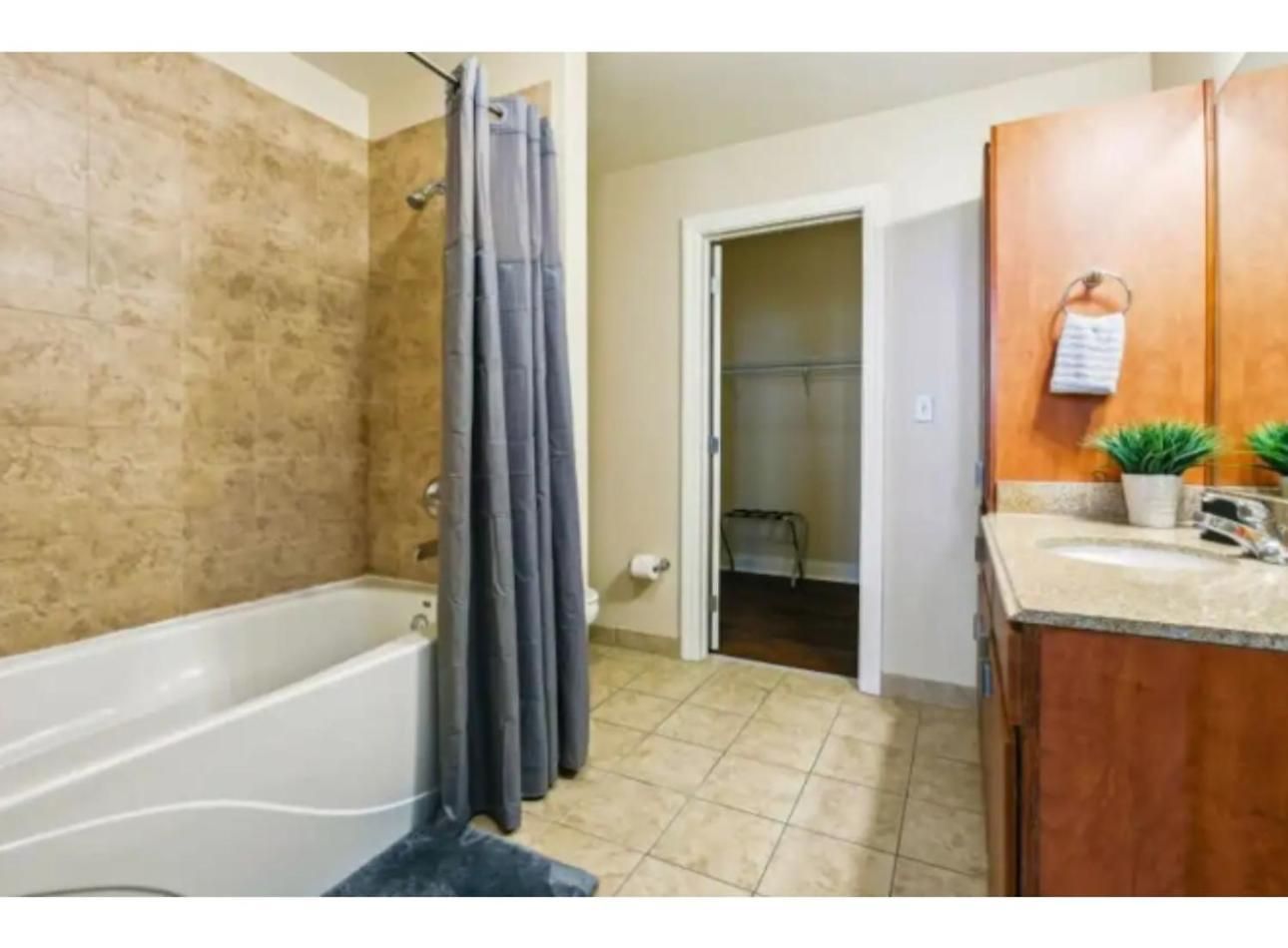 Beautiful Walk To French Quarter, Pool, Gym, View * New Orleans