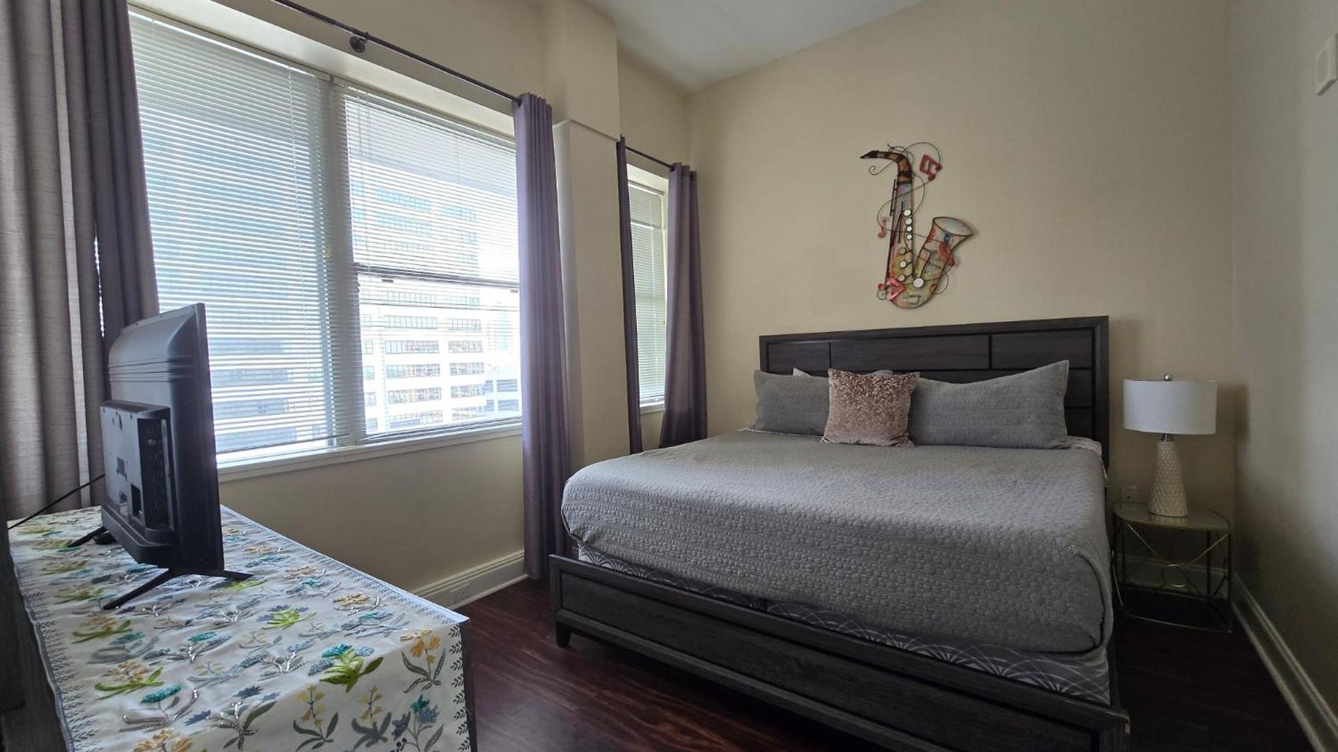 Apartment Beautiful Walk To French Quarter, Pool, Gym, View *